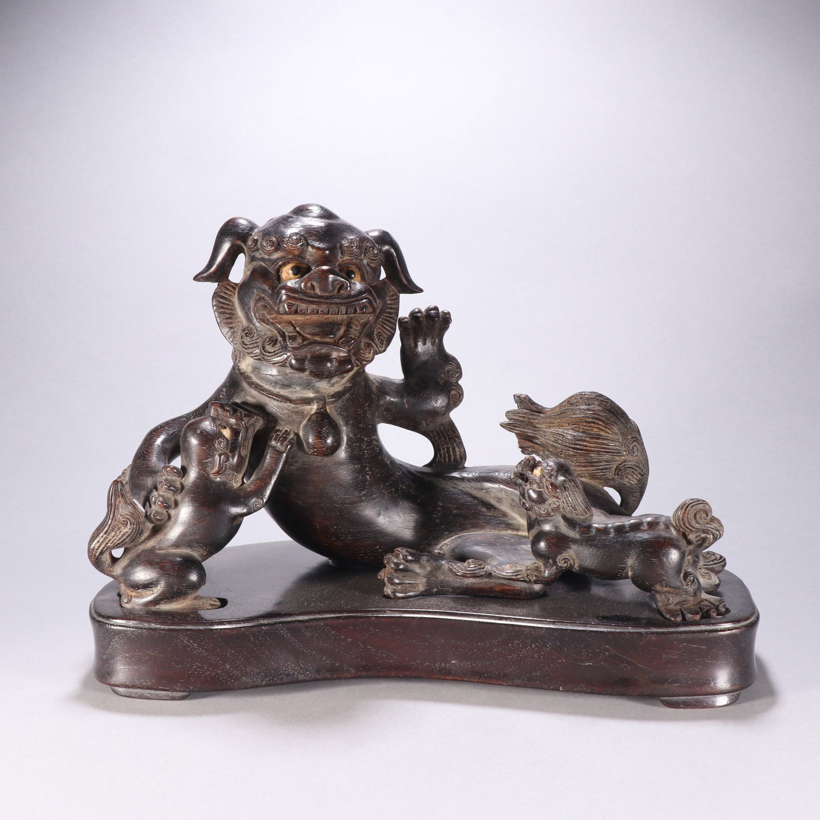A Qing Dynasty agarwood lion ornament: Qing Dynasty agarwood lion ornament Size: H:21.5cm W: 28cm W: 1.5042kg Size: H:21.5cm W: 28cm W: 1.5042kg (The Dimensions Of All Batches Are Manually Measured.If You Need More Detailed Information, Pl