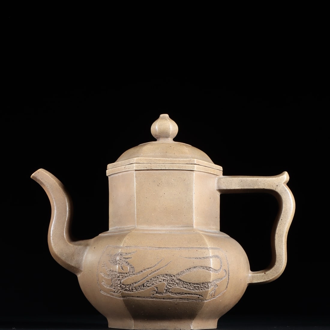 A finely crafted poetry and inscription teapot: Exquisite poetry and inscription carved and painted holding the teapot Size: H: 16cm 19cm Size: H: 16cm 19cm (The Dimensions Of All Batches Are Manually Measured.If You Need More Detailed