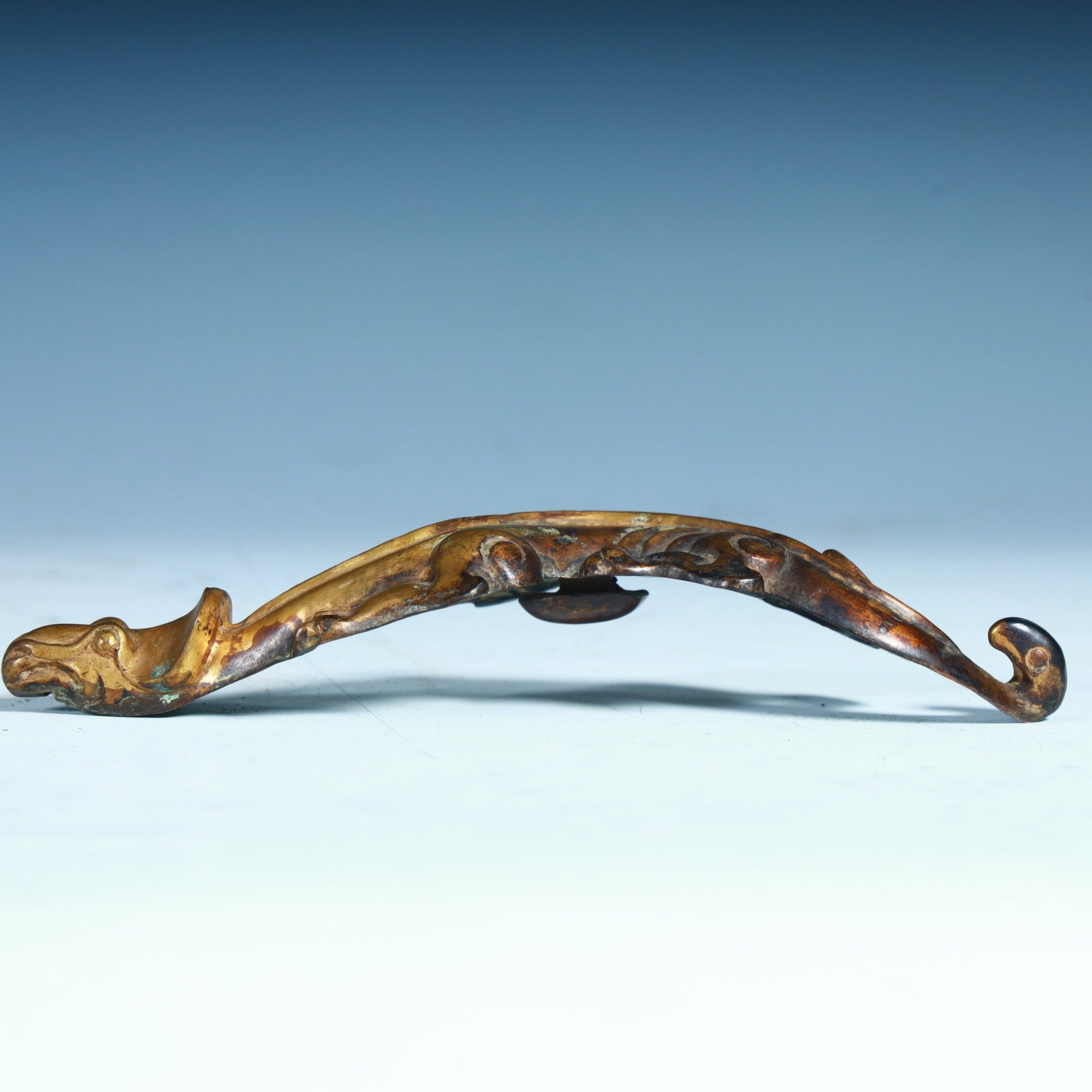 A Han dynasty gold and silver belt hook (1 of 9)