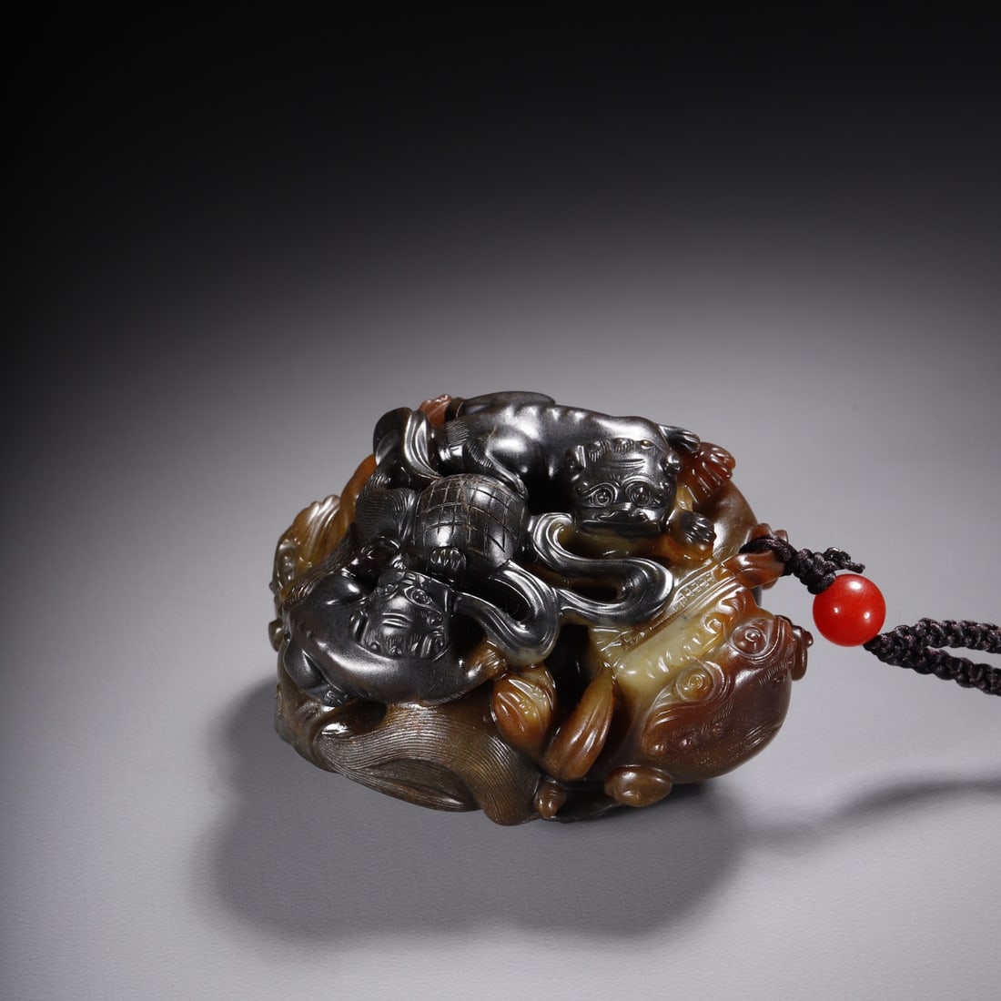 A fine piece of Hetian jade grand master Shaoshi piece: Exquisite Hetian jade Grand Master Shaoshi piece Size:8.0x6.3x5.0 cm W:0.369 kg Size:8.0x6.3x5.0 cm W:0.369 kg (The Dimensions Of All Batches Are Manually Measured.If You Need More Detailed