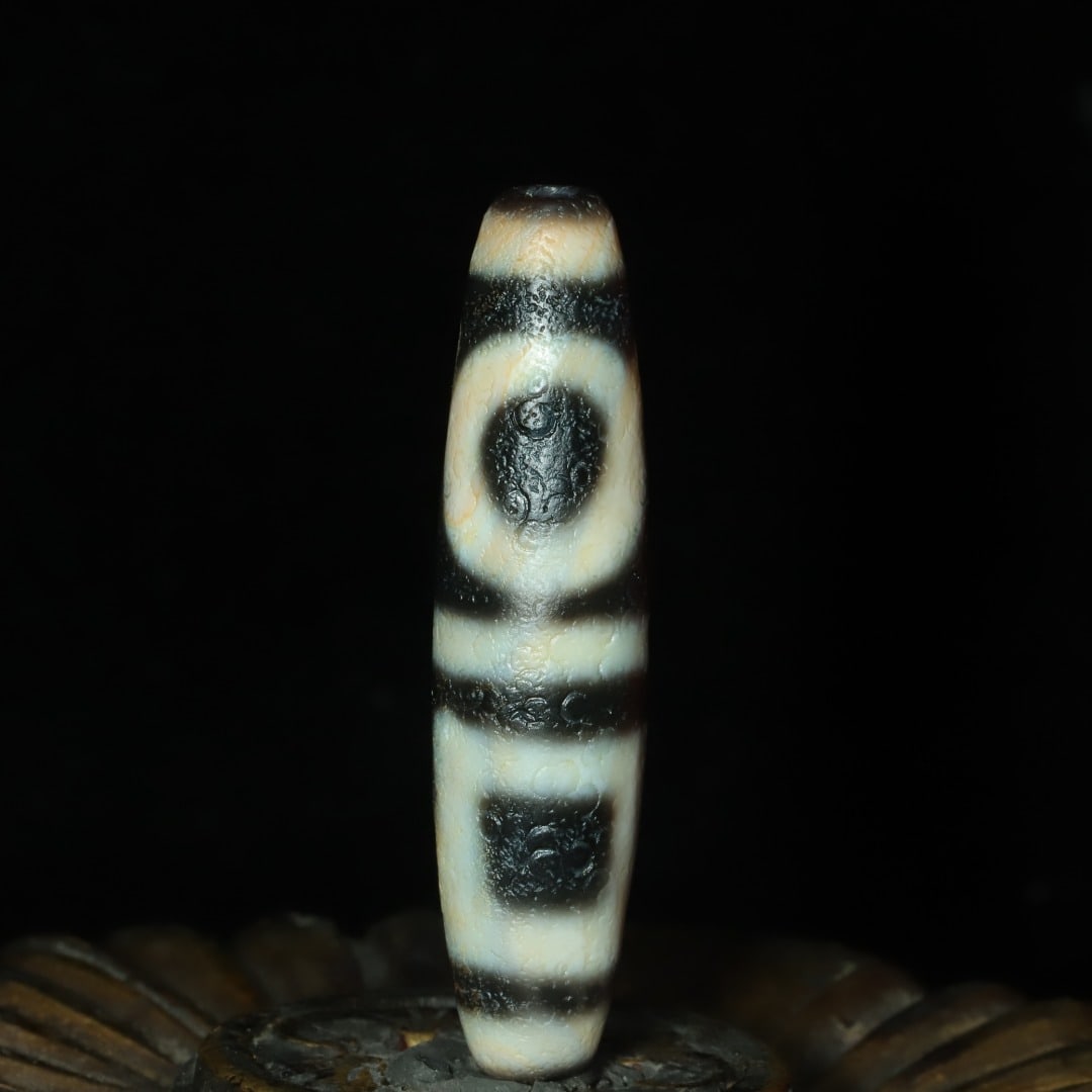 A delicate Heaven and Earth Cinnabar Dzi bead: Exquisite Heaven and Earth Cinnabar Dzi Beads Size:46x11mm W: 0.009 kg Size:46x11mm W: 0.009 kg (The Dimensions Of All Batches Are Manually Measured.If You Need More Detailed Information, Please