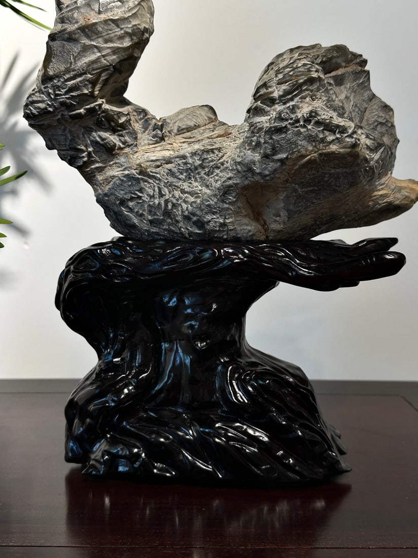 A beautiful Lingbi stone - 3