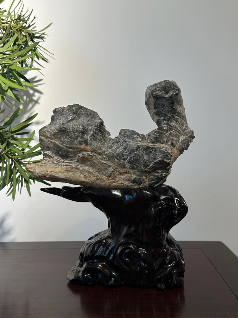 A beautiful Lingbi stone - 5
