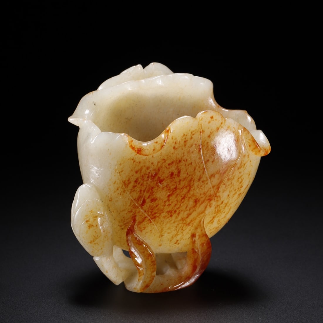 A beautiful Hetian jade lotus leaf cup: Exquisite Hetian jade lotus leaf cup Size:5.3x4.0x6.5 cm W: 0.0758 kg Size:5.3x4.0x6.5 cm W: 0.0758 kg (The Dimensions Of All Batches Are Manually Measured.If You Need More Detailed Information,