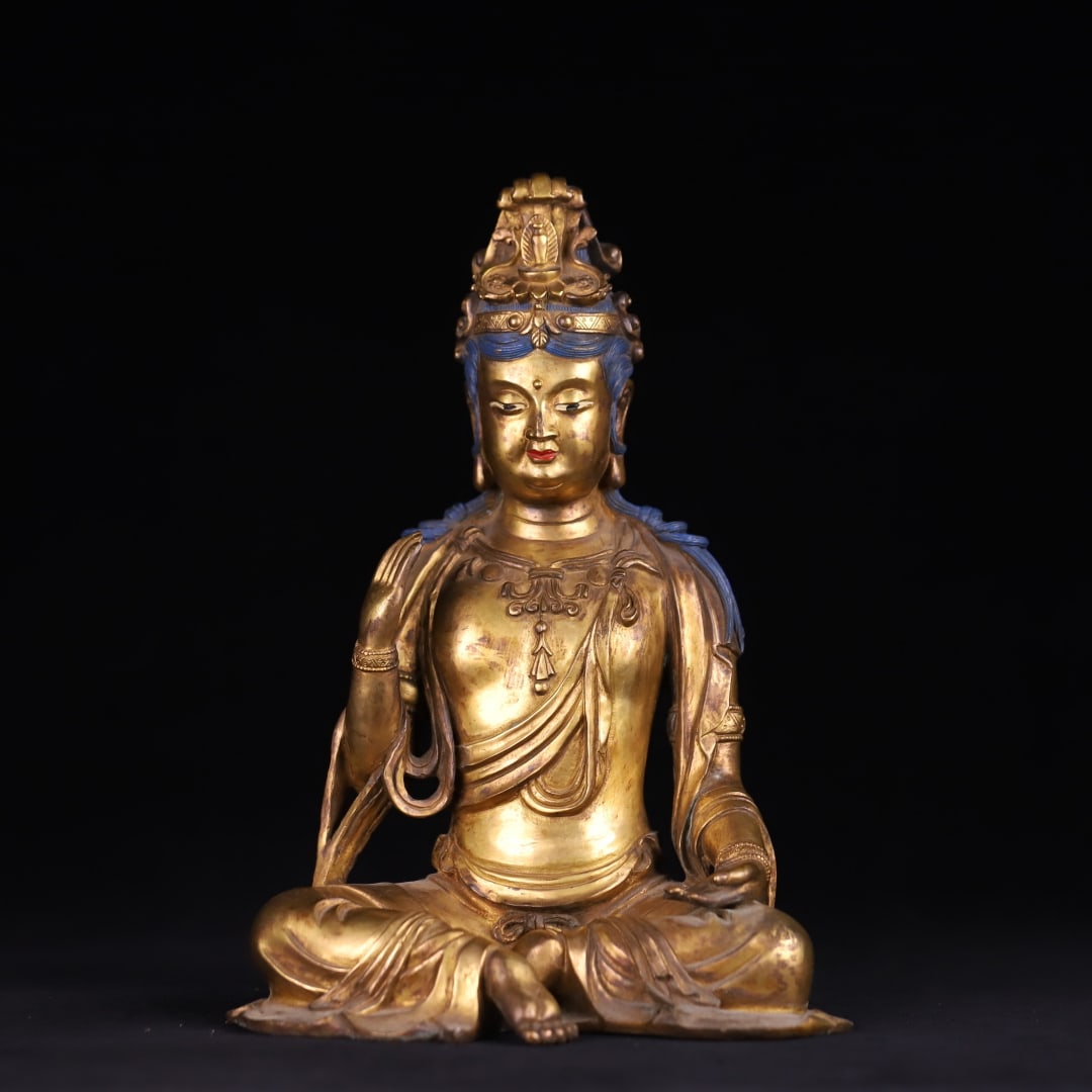 A bronze gilt seated statue of Guanyin from the Liao Dynasty: A gilded bronze seated statue of Guanyin from the Liao Dynasty Size: H: 29.5cm bottom: 20.5x14.5cm W: 4.1 kg Size: H: 29.5cm bottom: 20.5x14.5cm W: 4.1 kg (The Dimensions Of All Batches Are Manually M