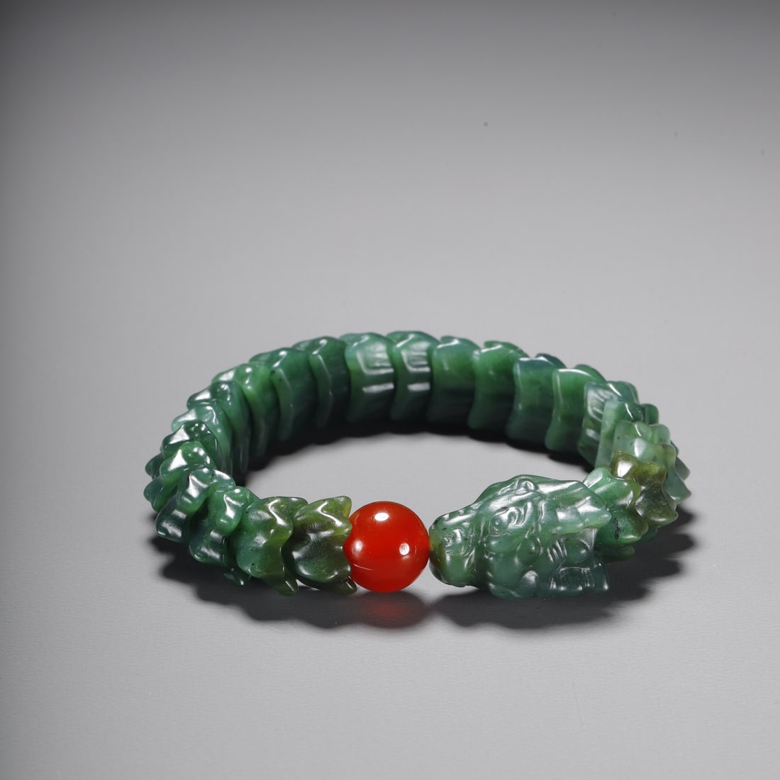 A beautiful jade keel bracelet: Exquisite jade keel bracelet Size: W: 1.9cmT:1.6 cm W: 0.0692 kg Size: W: 1.9cmT:1.6 cm W: 0.0692 kg (The Dimensions Of All Batches Are Manually Measured.If You Need More Detailed Information, Please