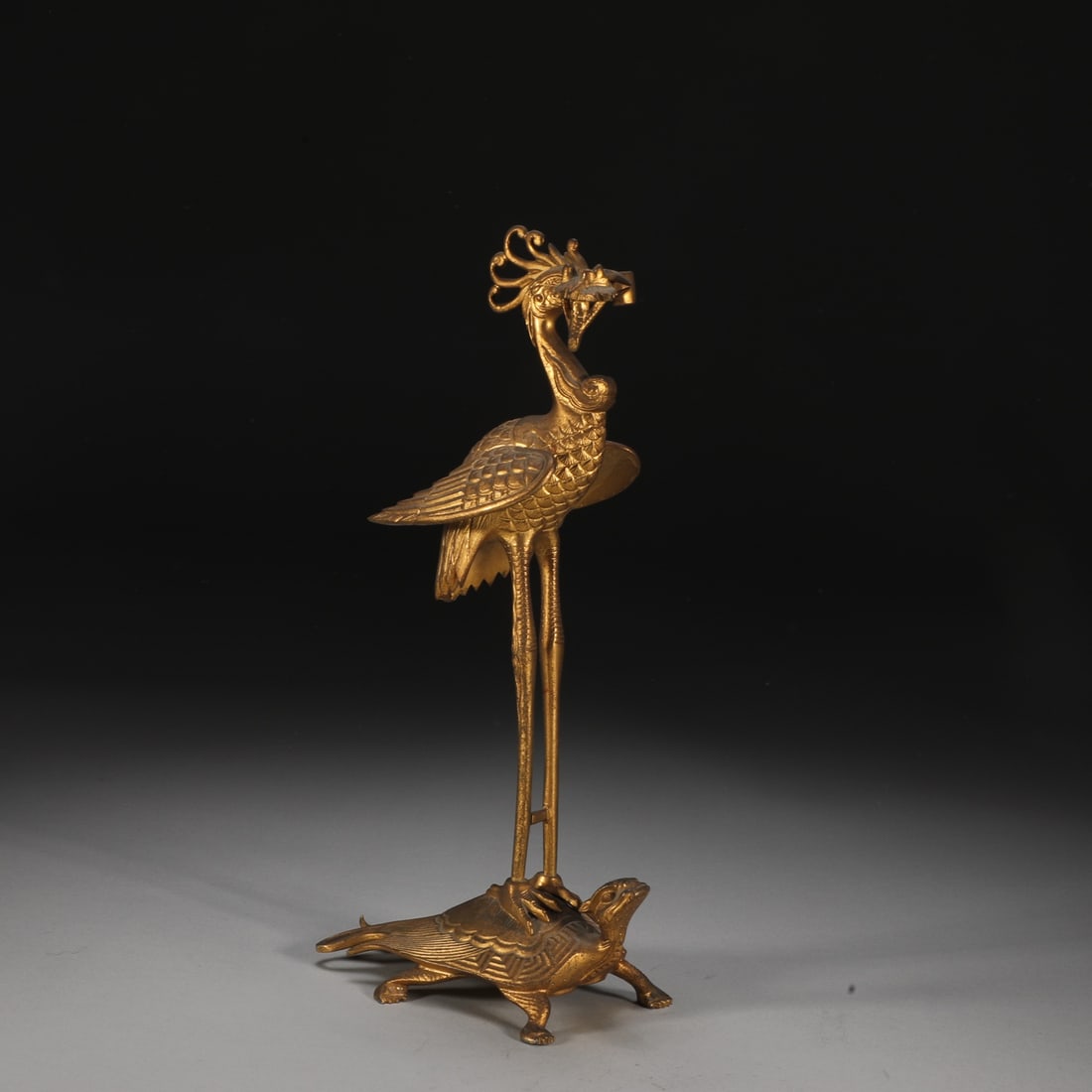 A Ming Dynasty finely cast bronze-bodied gilt tortoise and crane longevity candle holder: Ming Dynasty finely cast bronze-inlaid gilt turtle and crane longevity candle holders Size: H: 29cm W: 9cm W: 1.05 kg Size: H: 29cm W: 9cm W: 1.05 kg (The Dimensions Of All Batches Are Manually Measur