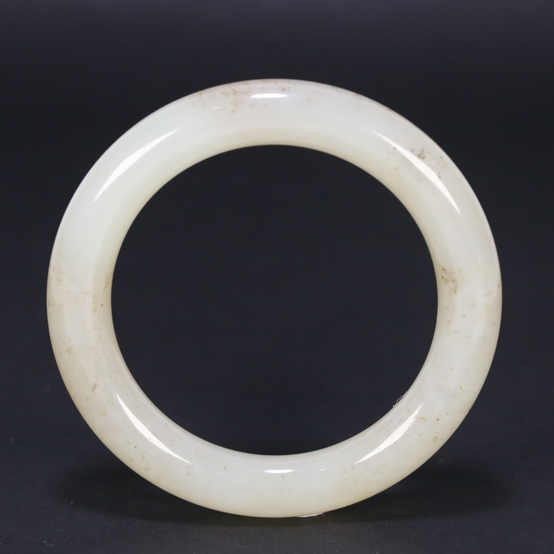 A beautiful Hetian jade round bar bracelet: Exquisite Hetian jade round bar bracelet Size: lnside diameter: 5.8W:1.1cm W: 0.0646 kg Size: lnside diameter: 5.8W:1.1cm W: 0.0646 kg (The Dimensions Of All Batches Are Manually Measured.If You Need 