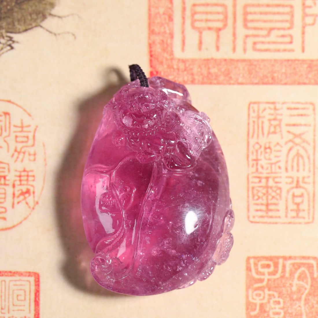 A beautiful natural glue-free tourmaline pendant made from Lion Longevity Peach: Exquisite natural powder-free tourmaline pendant pendant made from Ruishi and Longevity Peach Size:6.8x4.8x2 cm W:0.0966 kg Size:6.8x4.8x2 cm W:0.0966 kg (The Dimensions Of All Batches Are Manually
