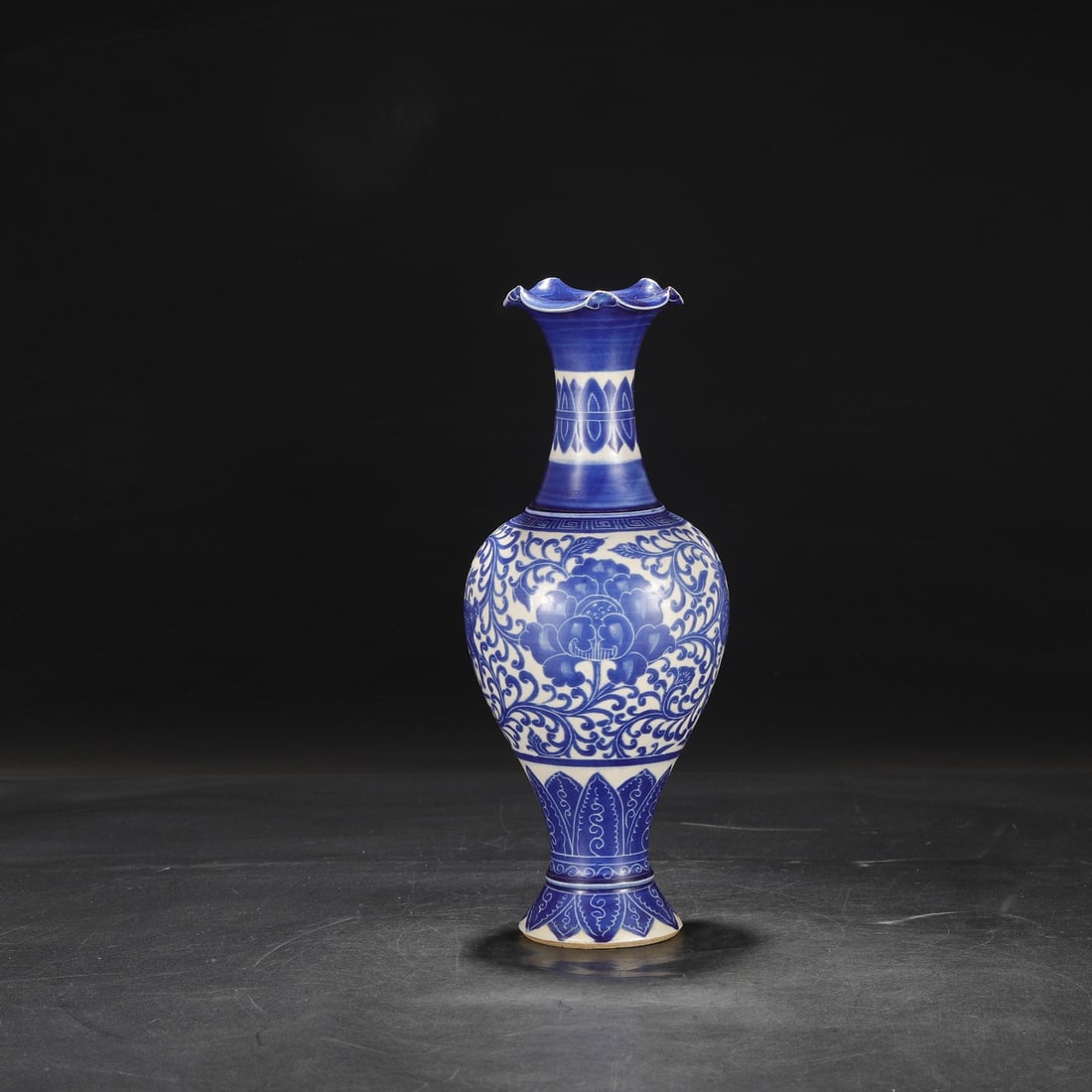 A large vasse with a floral rim featuring blue-glazed engraved entwined floral patterns and deer (1 of 9)