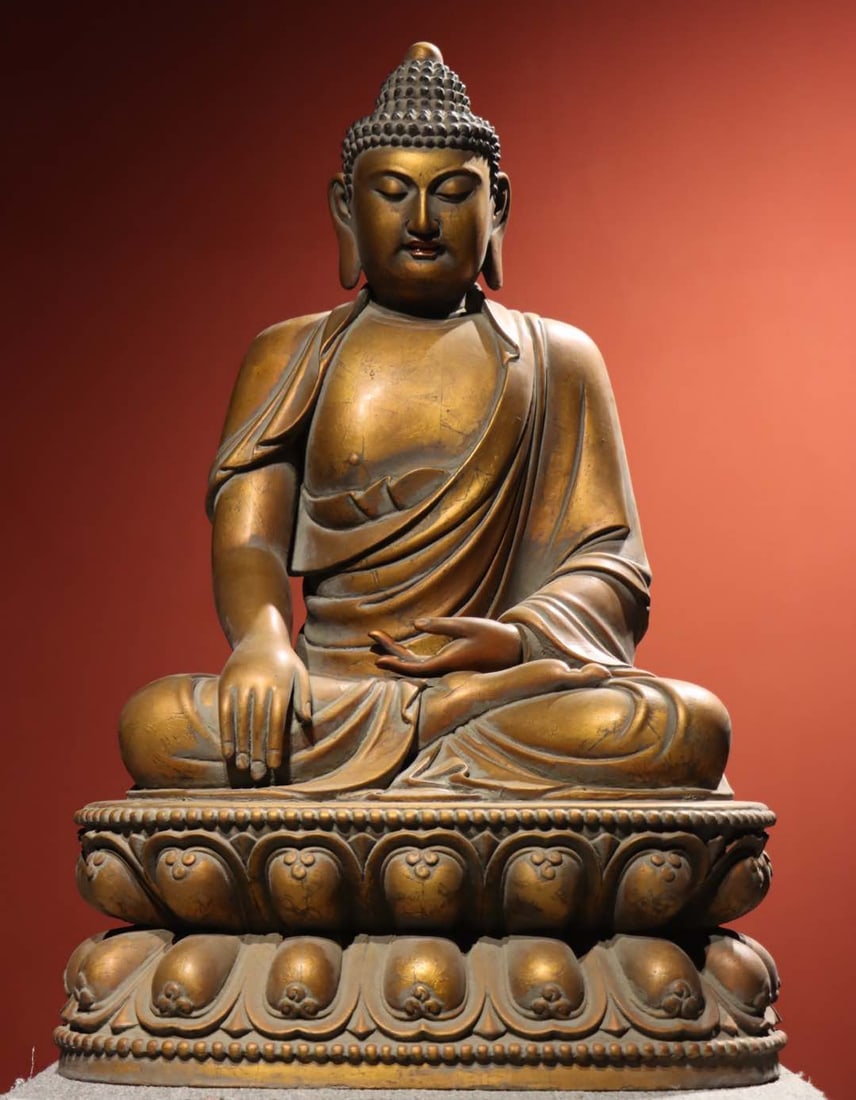 A Ming Dynasty wooden gilded Buddha statue (1 of 9)