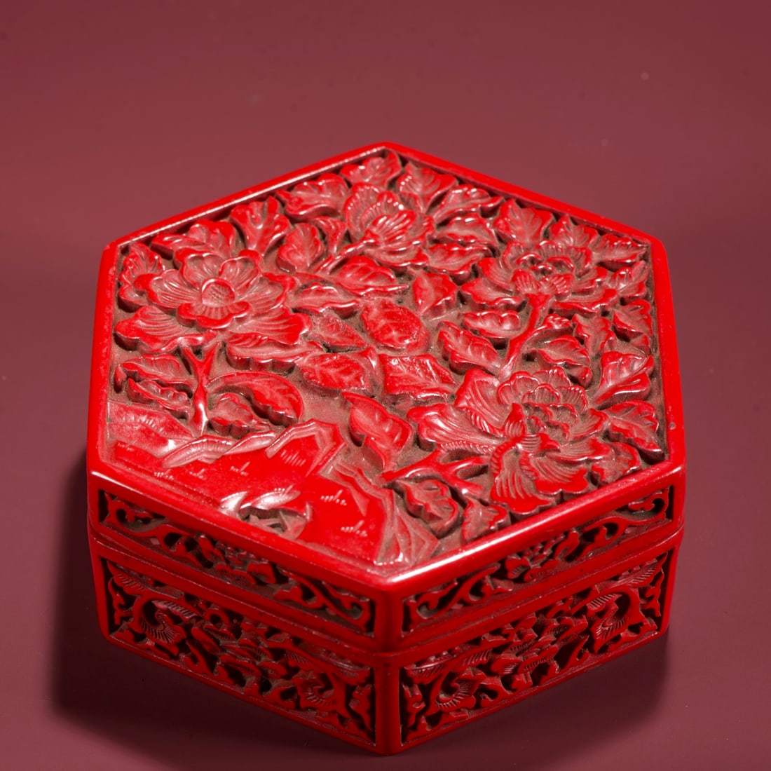 A beautiful six-sided box with floral patterns in red lacquer (1 of 9)