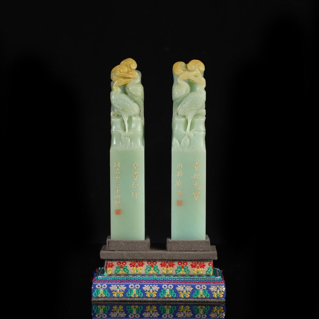 A fine pair of Shoushan Shitian Huang Ya'an green-knob seals (1 of 10)