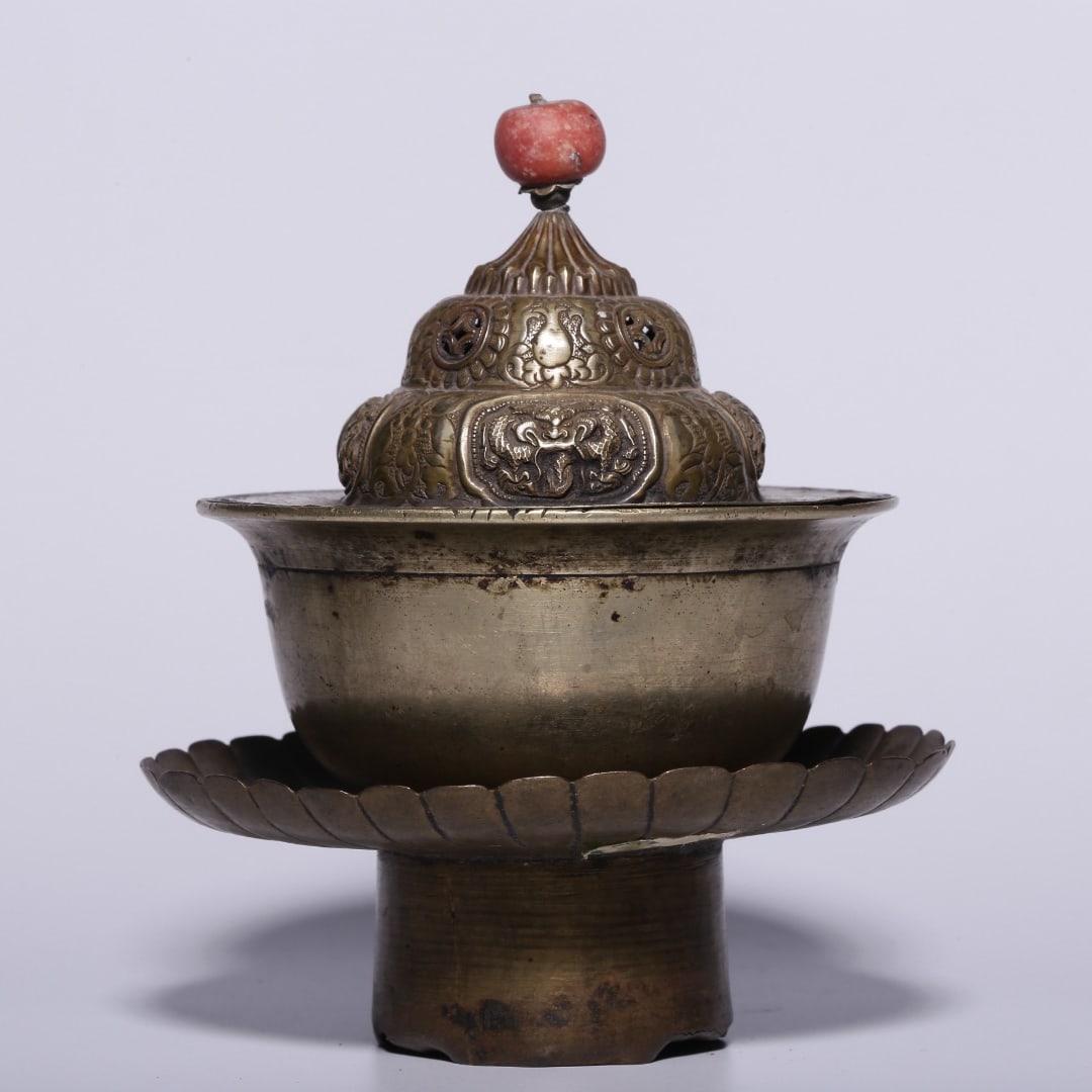 A set of Qing Dynasty white bronze dragon-patterned teacups with a back lid: A set of Qing dynasty white copper dragon-patterned tea cups with a lid Size: H: 13.5 cm D: 11.5 cm W:0.316 kg Size: H: 13.5 cm D: 11.5 cm W:0.316 kg (The Dimensions Of All Batches Are Manually Measur