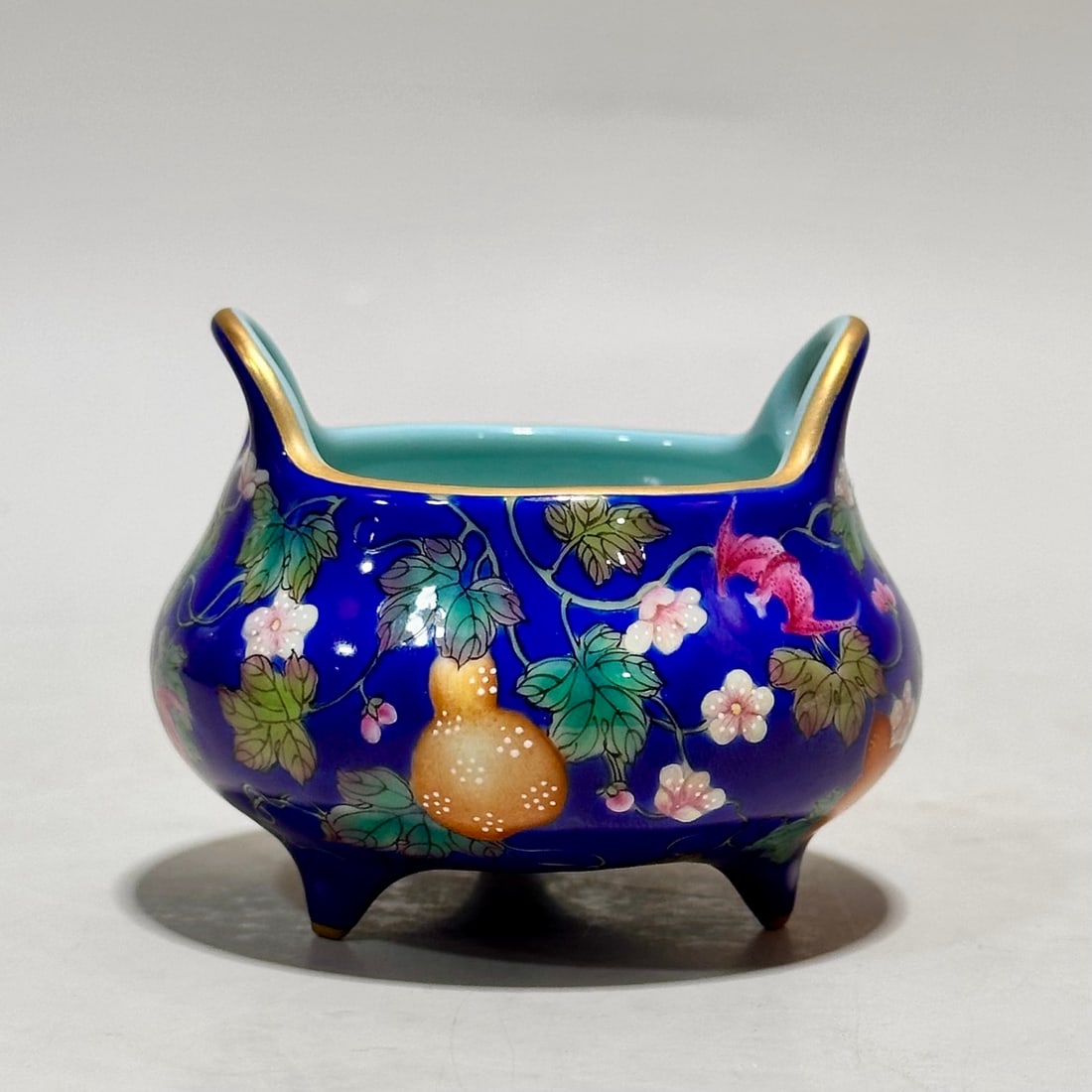 A small incense burner made during the Yongzheng period of the Qing Dynasty, featuring gemstone blue (1 of 7)