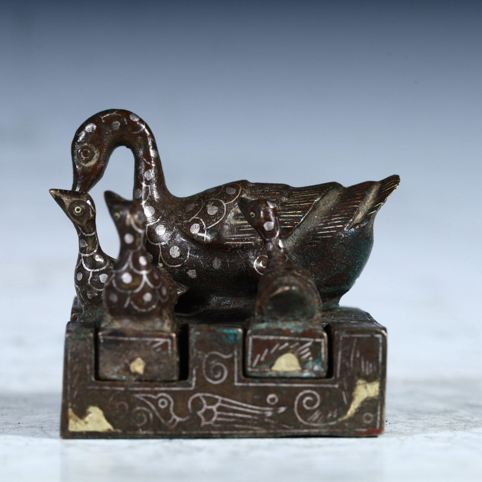 A Han dynasty gold and silver seal: Han dynasty gold and silver seals SIZE: H:5cm W:4.5cm W:472g SIZE: H:5cm W:4.5cm W:472g (The Dimensions Of All Batches Are Manually Measured.If You Need More Detailed Information, Please Contact Our C