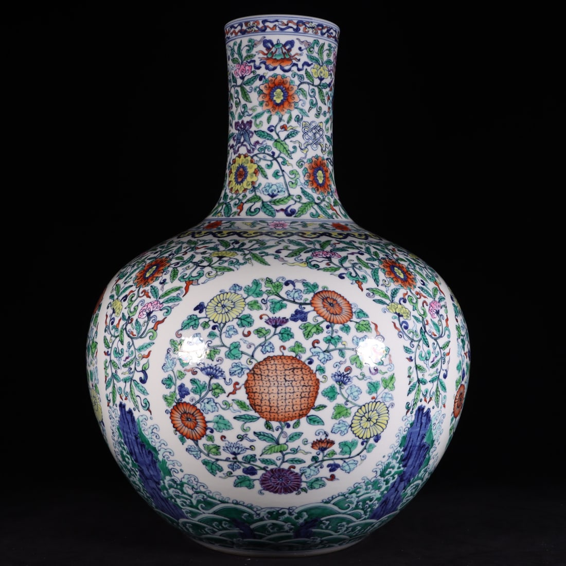 A Qing Dynasty Yongzheng period blue-and-white doucai round flower celestial globe vase: A blue-and-white doucai round flower celestial globe vase made during the Yongzheng period of the Qing Dynasty Size: H: 52.5cm Calibre: 11.6cm Belly diameter: 39cm foot: 18.5cm Size: H: 52.5cm Calibre