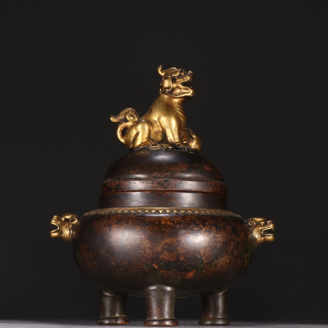 A Qing Dynasty copper gilt incense burner with a beast-shaped knob: A Qing Dynasty bronze gilt with a beast-knob incense burner Size: H: 15cm W: 12.1cm W: 1.2374 kg Size: H: 15cm W: 12.1cm W: 1.2374 kg (The Dimensions Of All Batches Are Manually Measured.If You Need M