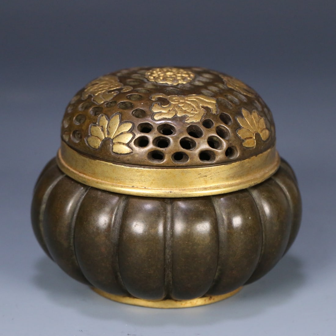 A gilded copper incense burner with melon ribbons made during the Qianlong period of the Qing: A gilded melon-ridge copper incense burner made during the Qianlong period of the Qing Dynasty Size:8.1x6.4 cm W: 0.44 kg Size:8.1x6.4 cm W: 0.44 kg (The Dimensions Of All Batches Are Manually Measure