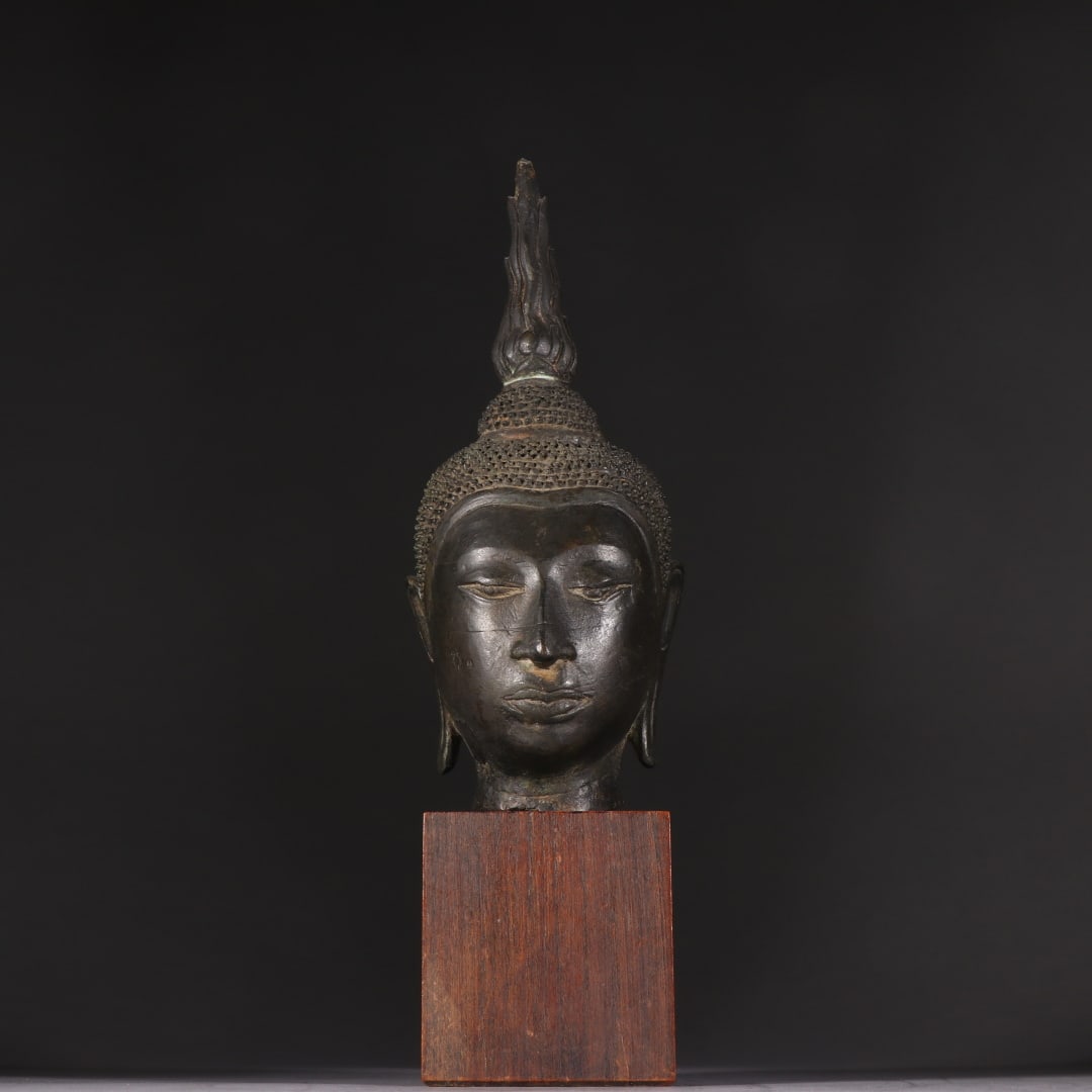 A beautiful bronze Buddha head ornament: Exquisite bronze Buddha head ornaments Size: H: 28cm W: 18.5cm W: 0.9357 kg Size: H: 28cm W: 18.5cm W: 0.9357 kg (The Dimensions Of All Batches Are Manually Measured.If You Need More Detailed Informat