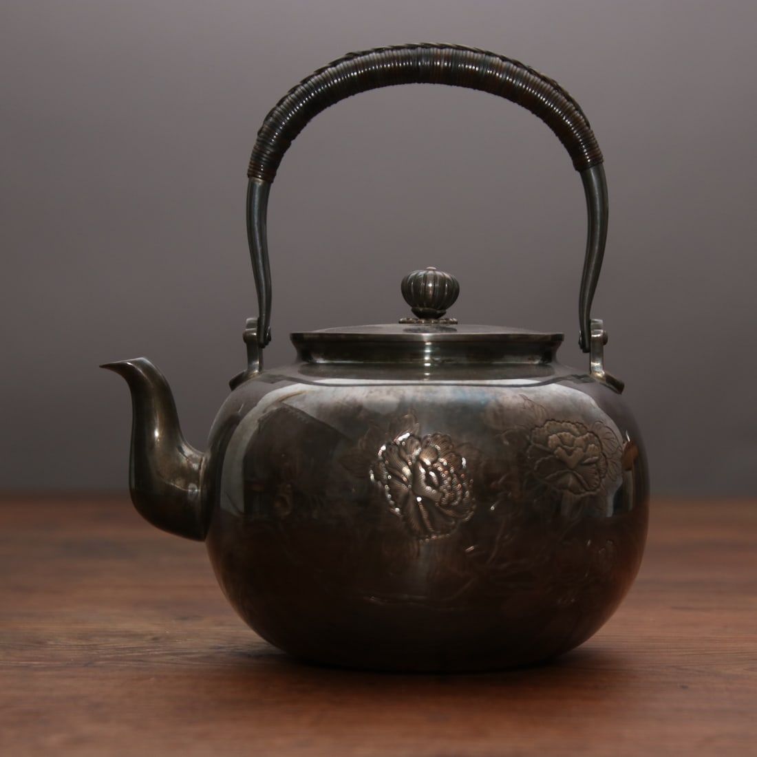 A delicate silver pot from the Golden Dragon Hall: Exquisite silver pot Golden Dragon Hall Size: D:19cmH:20cm W: 0.547kg Size: D:19cmH:20cm W: 0.547kg (The Dimensions Of All Batches Are Manually Measured.If You Need More Detailed Information, Please C