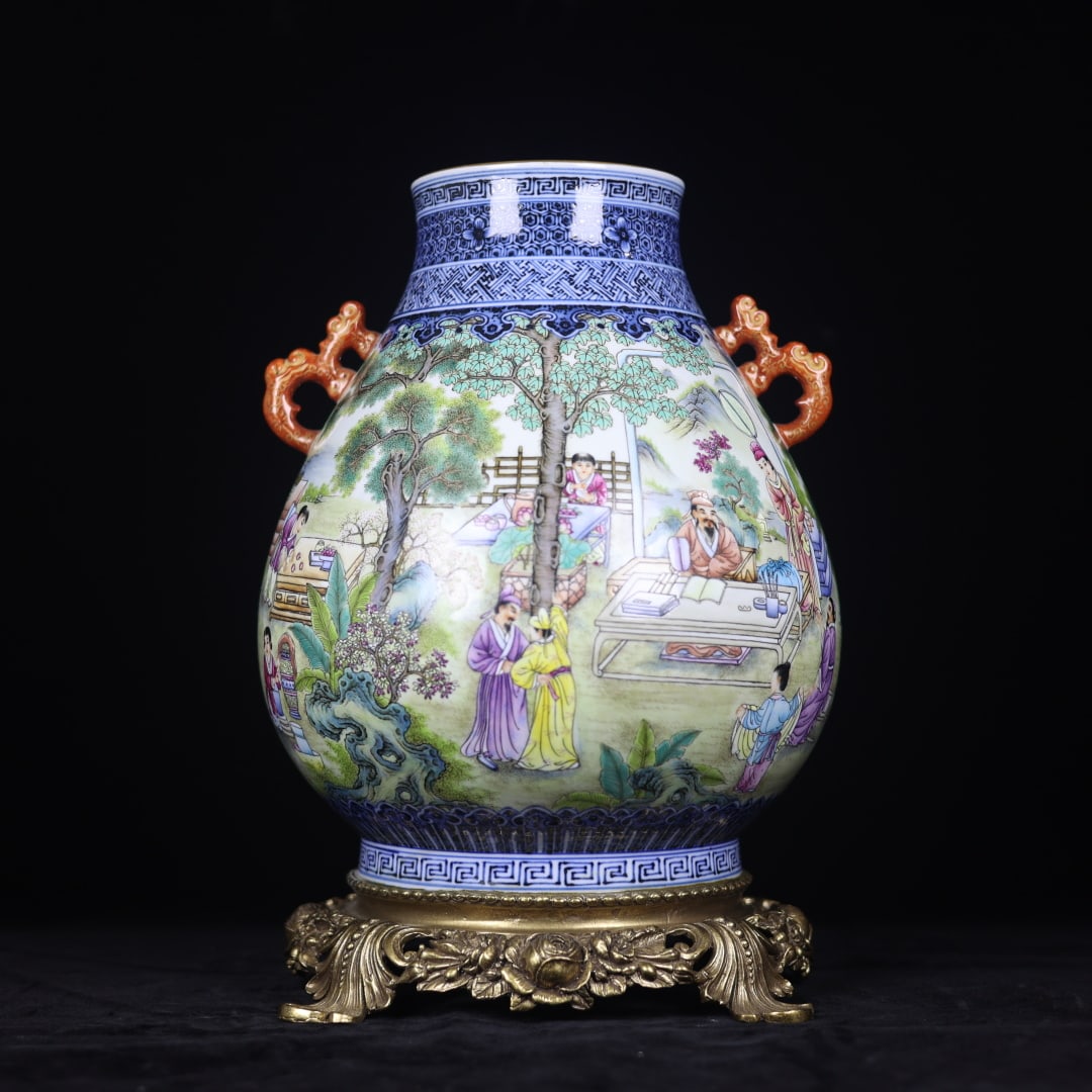 A Qing Dynasty blue-and-white famille rose character story pattern bronze-inlaid double-handled zun: A Qing dynasty blue-and-white famille rose figure story pattern bronze-inlaid double-handled zun vessel Size: H:38cm Calibre: 13cm D:26cm Bottom:24cm Size: H:38cm Calibre: 13cm D:26cm Bottom:24cm (The