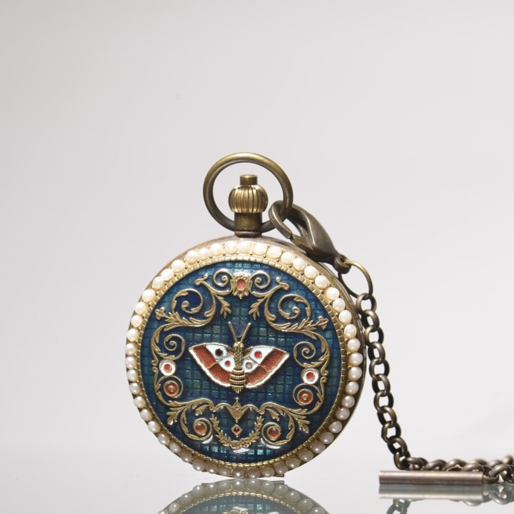 A beautiful brass pocket watch inlaid with enamel butterfly patterns: Exquisite brass inlaid enamel butterfly pattern pocket watch Size: D: 5.5cm Size: D: 5.5cm (The Dimensions Of All Batches Are Manually Measured.If You Need More Detailed Information, Please Contact