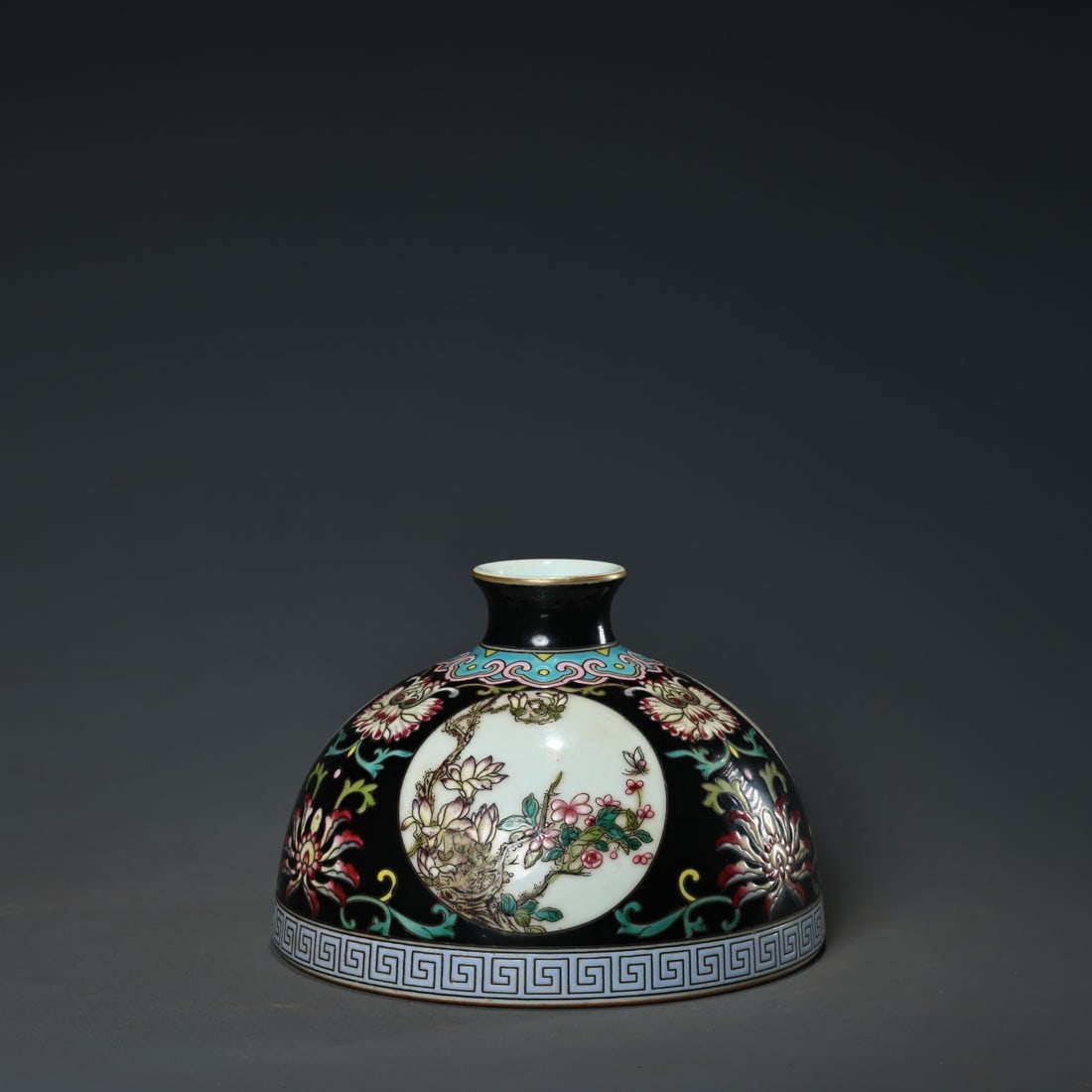 A Qing Dynasty imperial collection hand-painted famille rose porcelain vase and jar: A Qing Dynasty imperial collection of hand-painted famille rose porcelain vases and jars Size: H:10cm D:13 cm W: 0.475 kg Size: H:10cm D:13 cm W: 0.475 kg (The Dimensions Of All Batches Are Manually