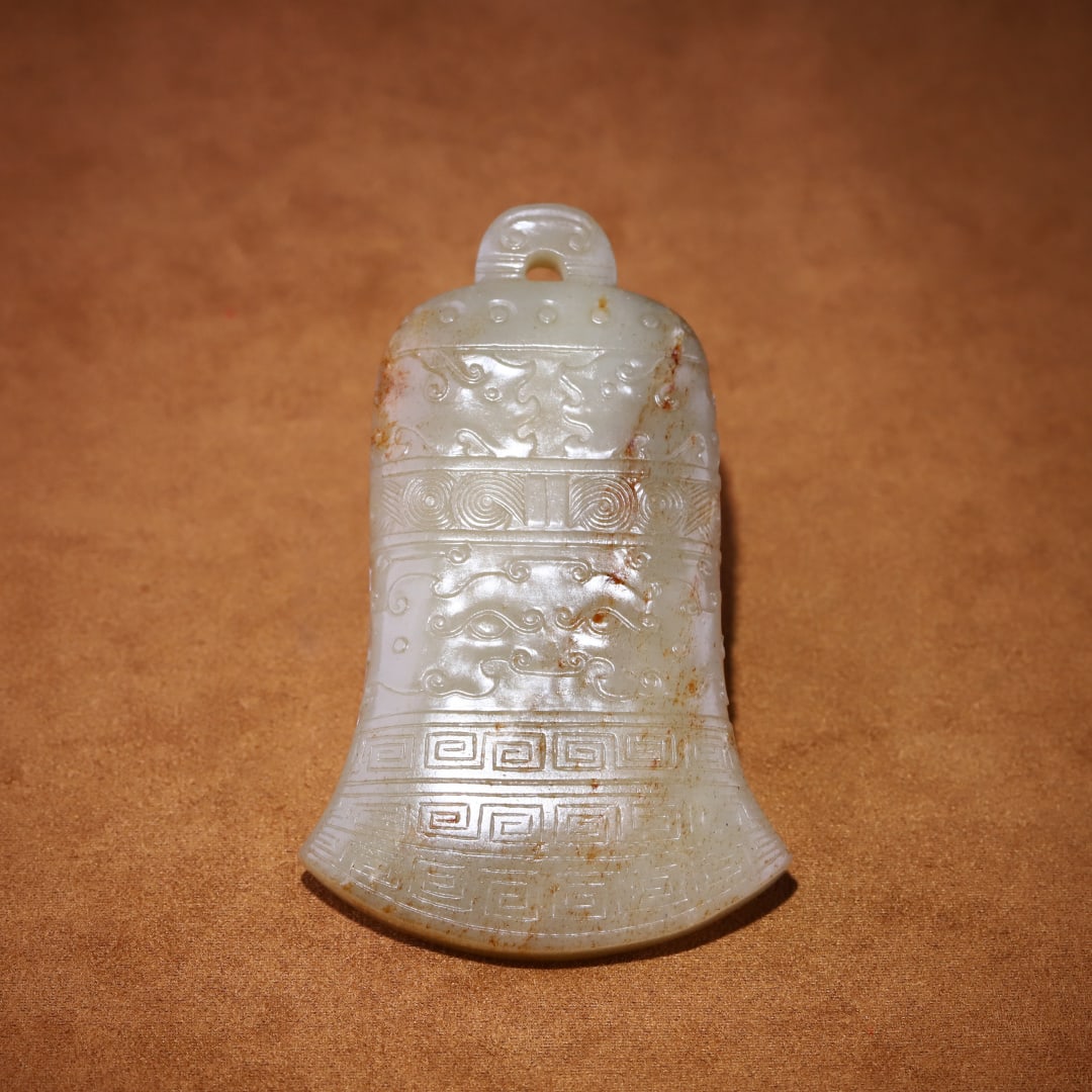 A Qing Dynasty Hetian jade bell-shaped inkstone with a carved red-lid box: A Qing dynasty Hetian jade bell-shaped inkstone with a carved red-lid box Size:11.5x7.35x1.6cm W: 0.154 kg Size:11.5x7.35x1.6cm W: 0.154 kg (The Dimensions Of All Batches Are Manually Measured.If You 