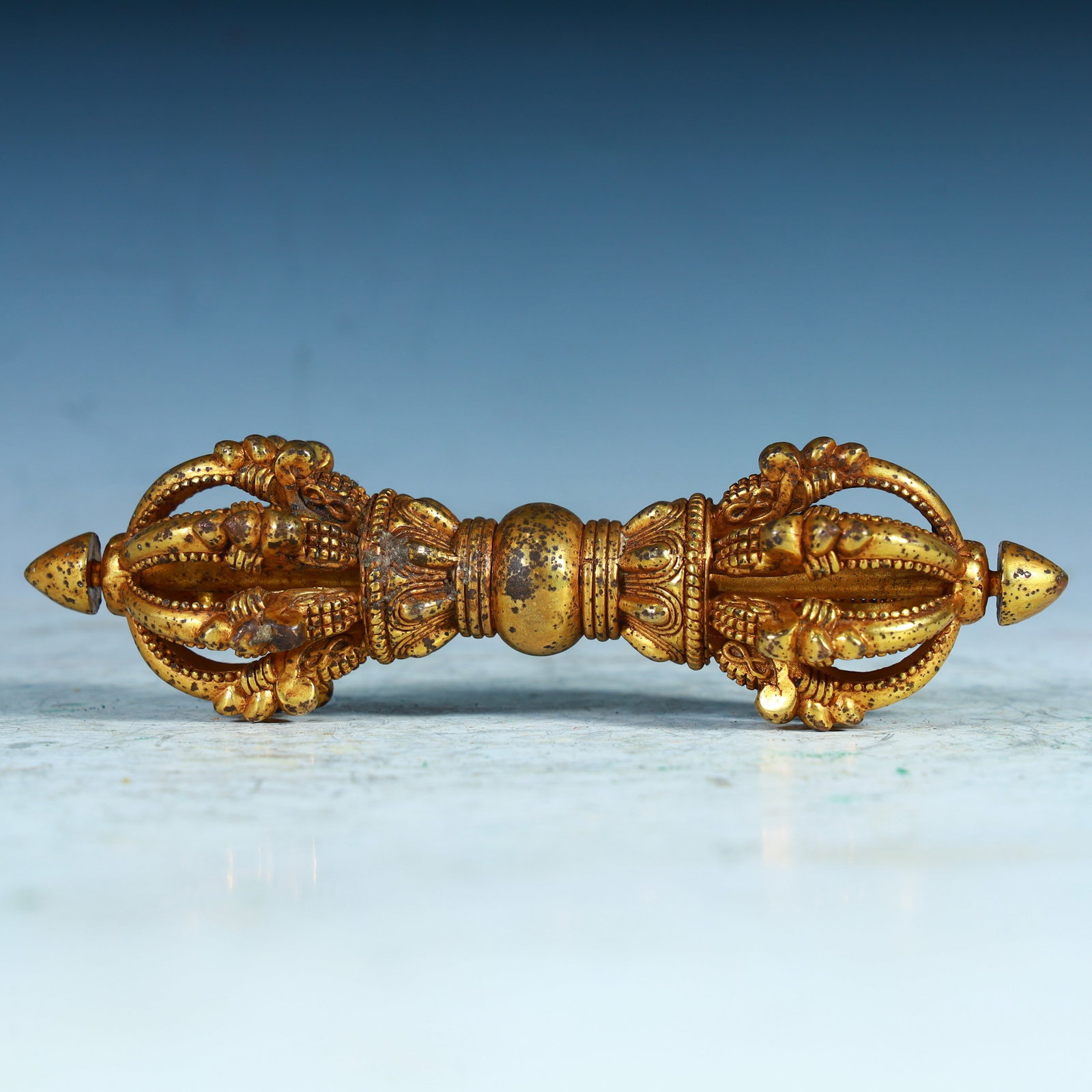 A Qing Dynasty gilded bronze vajra: A bronze gilt vajra from the Qing Dynasty SIZE: L: 14.5cm W:4cm W:284.9g;L: 14.5cm W:4cm W:351.8g SIZE: L: 14.5cm W:4cm W:284.9g;L: 14.5cm W:4cm W:351.8g (The Dimensions Of All Batches Are Manually Me