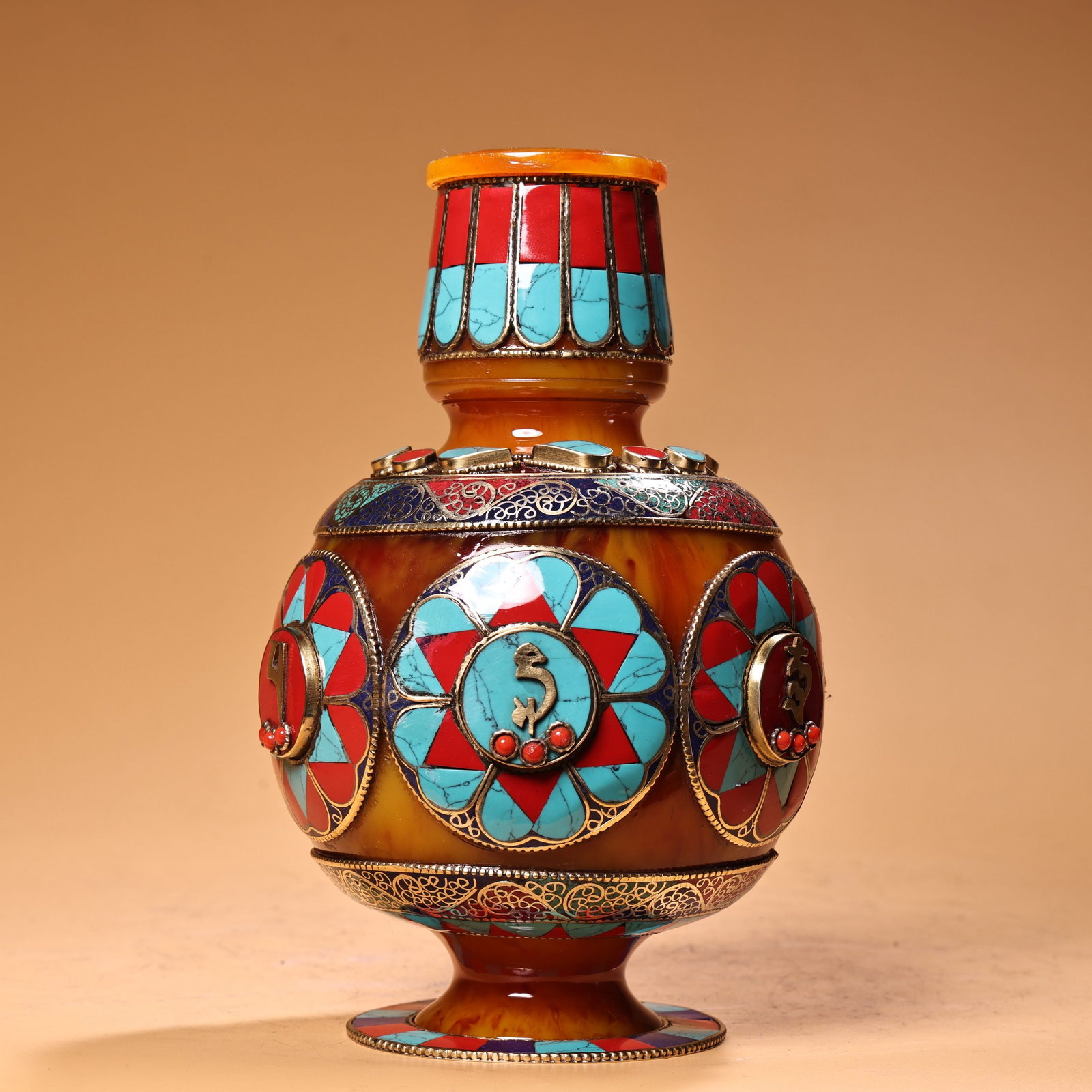 A beautiful filigree amber vase inlaid with gemstones: Exquisite filigree inlaid gemstone amber vase Size: H:20cm D:12 cm W: 0.6 kg Size: H:20cm D:12 cm W: 0.6 kg (The Dimensions Of All Batches Are Manually Measured.If You Need More Detailed Information,