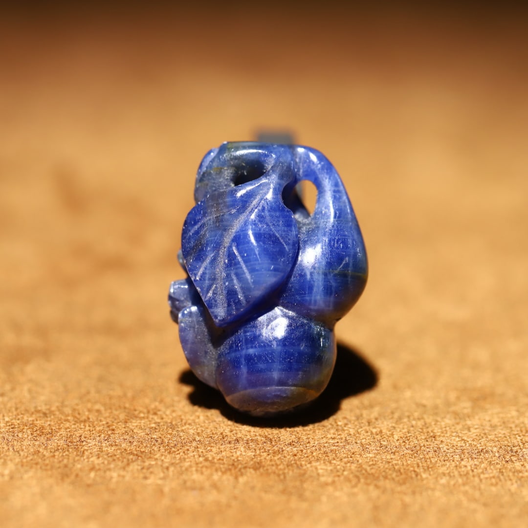 A beautiful sapphire phlox pendant: Exquisite sapphire fortune pendant Size:3.4x2.4x2cm W: 0.0243 kg Size:3.4x2.4x2cm W: 0.0243 kg (The Dimensions Of All Batches Are Manually Measured.If You Need More Detailed Information, Please