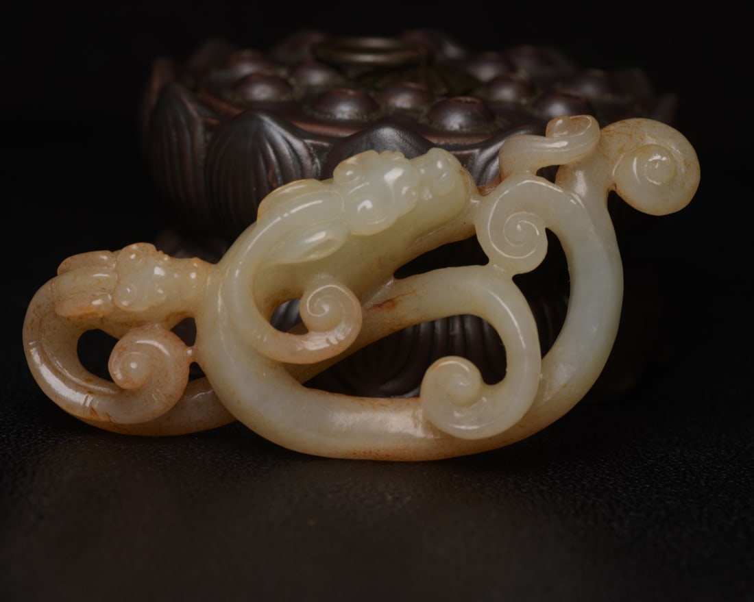 A beautiful Hetian jade dragon: Exquisite Hetian Jade Dragon Size:9.6x4.4x1.9 cm W: 0.061 kg Size:9.6x4.4x1.9 cm W: 0.061 kg (The Dimensions Of All Batches Are Manually Measured.If You Need More Detailed Information, Please Contact