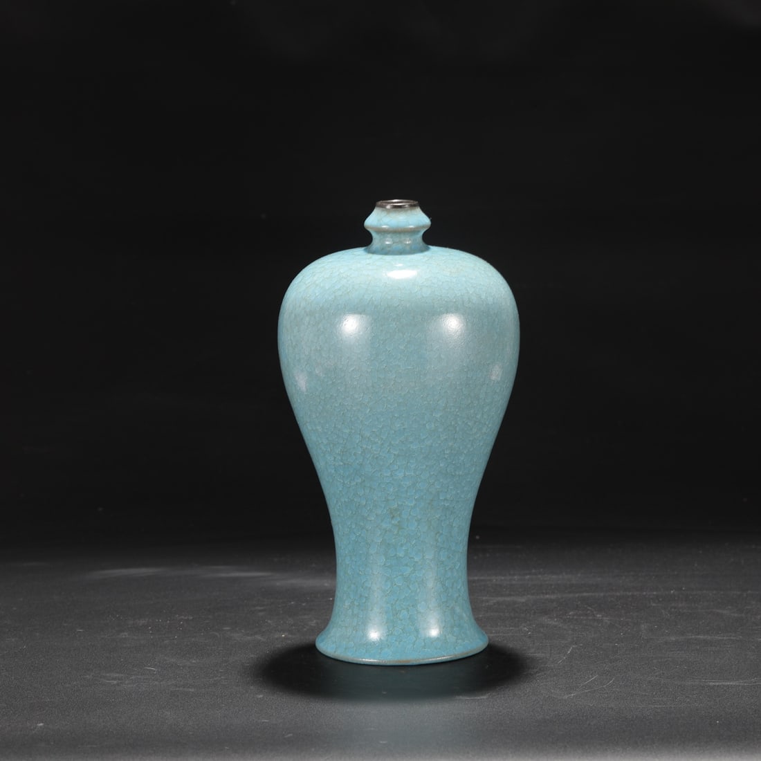 A large plum vase from the Song Dynasty Ru kiln, with sky-blue glaze and borneol pattern, (1 of 8)