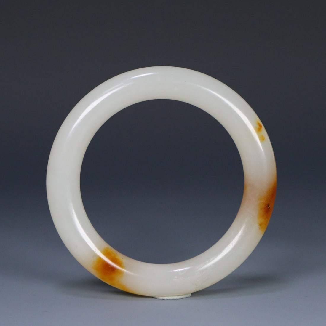 A beautiful Hetian jade round bar bracelet: Exquisite Hetian jade round bar bracelet Size: lnside diameter: 5.6 cm W:1.1 cm W: 0.0622 kg Size: lnside diameter: 5.6 cm W:1.1 cm W: 0.0622 kg (The Dimensions Of All Batches Are Manually Measured.If
