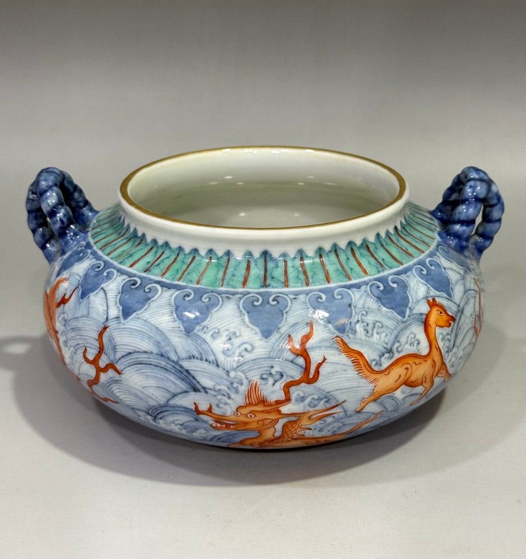 A Qing Dynasty Yongzheng period blue-and-white doucai double-handled washbasin: A blue-and-white double-handled washer made during the Yongzheng period of the Qing Dynasty Size: H: 8cm W: 17cm Size: H: 8cm W: 17cm (The Dimensions Of All Batches Are Manually Measured.If You Need