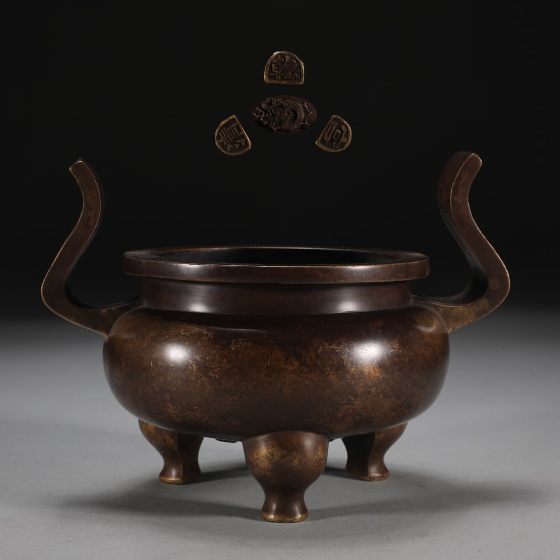 A Qing Dynasty finely cast bronze-bodied Chao-Crown Ear Censer: A Qing dynasty finely cast bronze-bodied chaoguan-eared censer Size: H: 14cm Calibre 12.8cm Belly diameter: 14.5cm Ear distance: 19cm W: 2.1 kg Size: H: 14cm Calibre 12.8cm Belly diameter: 14.5cm Ear 
