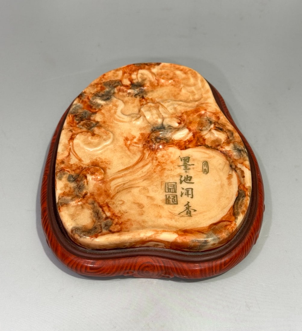 A wood-grain glazed inkstone made during the Qianlong period of the Qing Dynasty: A wood-grain glazed inkstone made during the Qianlong period of the Qing Dynasty Size: L:W: 11.4x13.4cm Size: L:W: 11.4x13.4cm (The Dimensions Of All Batches Are Manually Measured.If You Need More Det