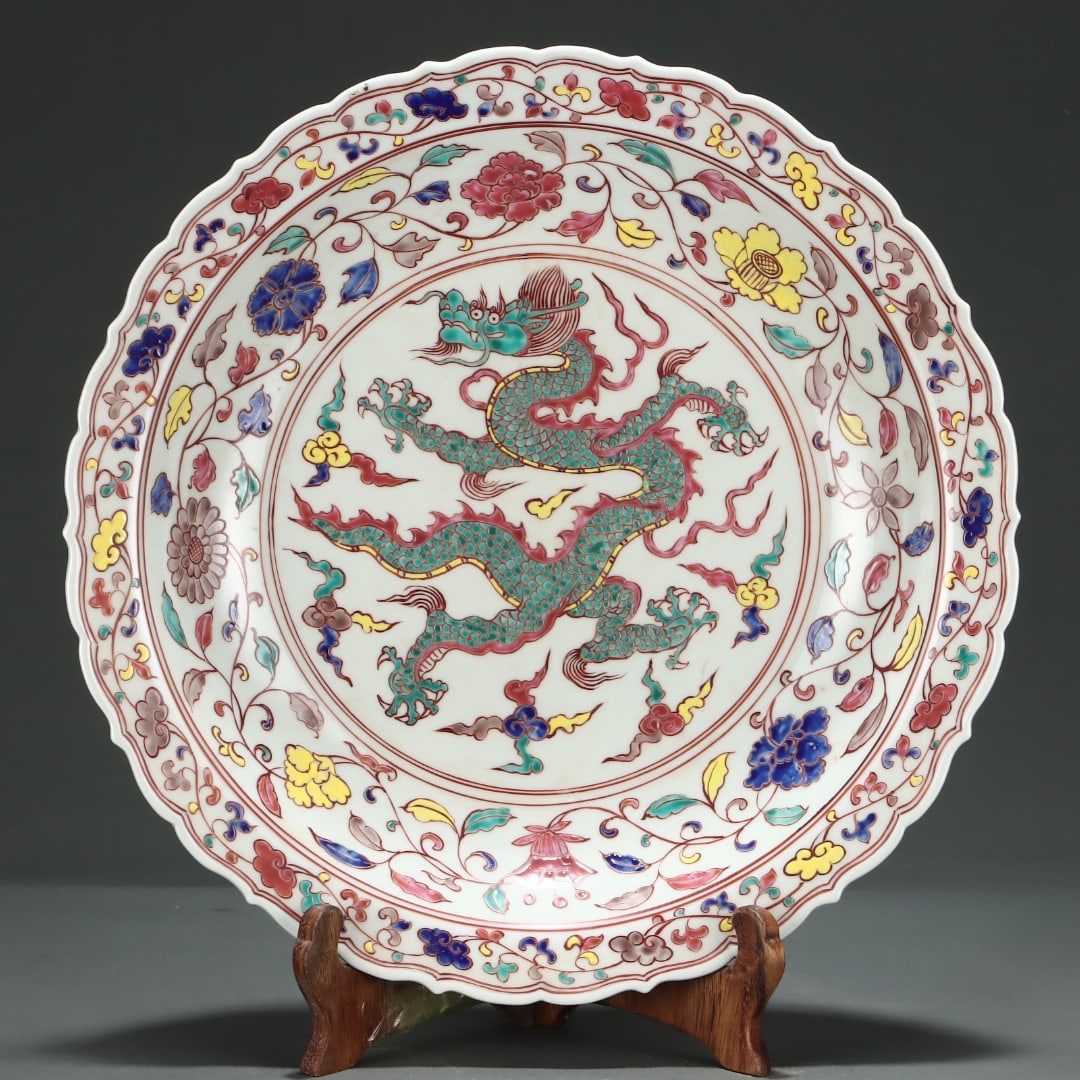 A Ming Dynasty Xuande period plate with multicolored entwined floral cloud and dragon patterns on: A multicolored entwined floral and cloud dragon sunflower pallet plate made during the Xuande period of the Ming Dynasty Size: H: 7.5cm Belly diameter: 43.5cm Size: H: 7.5cm Belly diameter: 43.5cm (Th