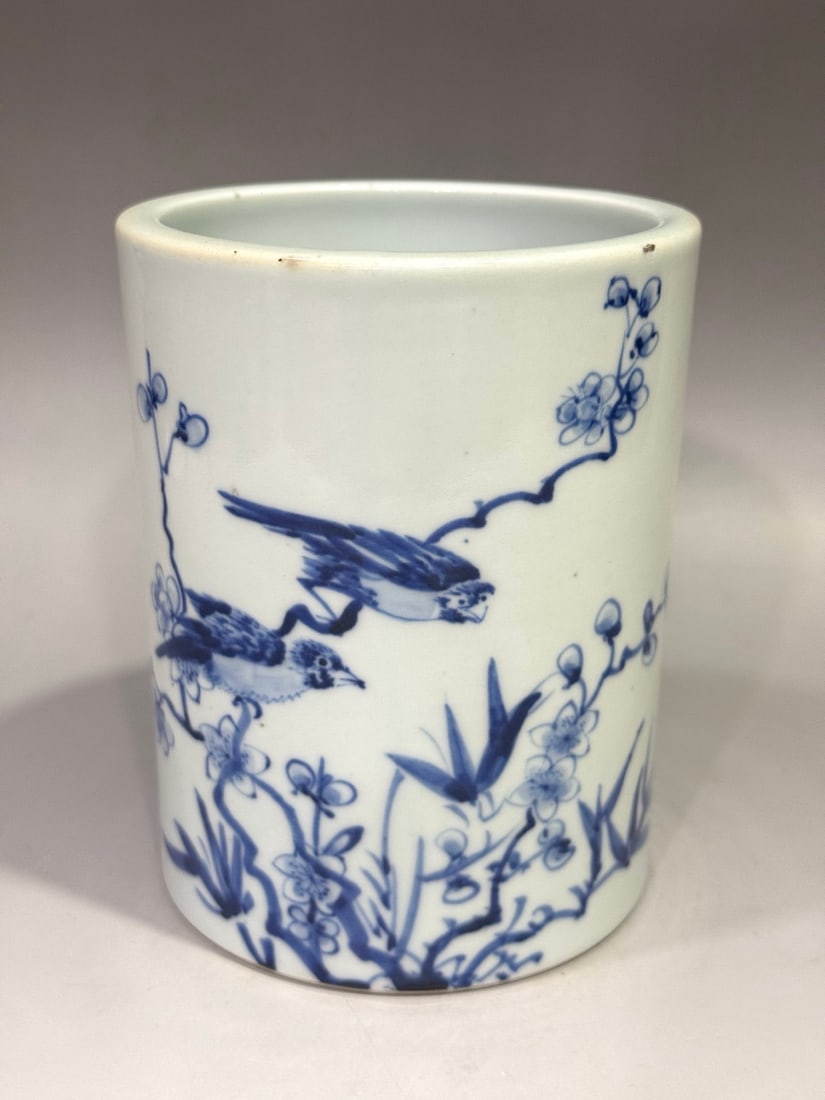 A beautiful blue-and-white bird-and-flower brush holder: Exquisite blue-and-white flower-and-bird brush pot Size: H: 15cm Calibre 11.5cm Size: H: 15cm Calibre 11.5cm (The Dimensions Of All Batches Are Manually Measured.If You Need More Detailed Information,