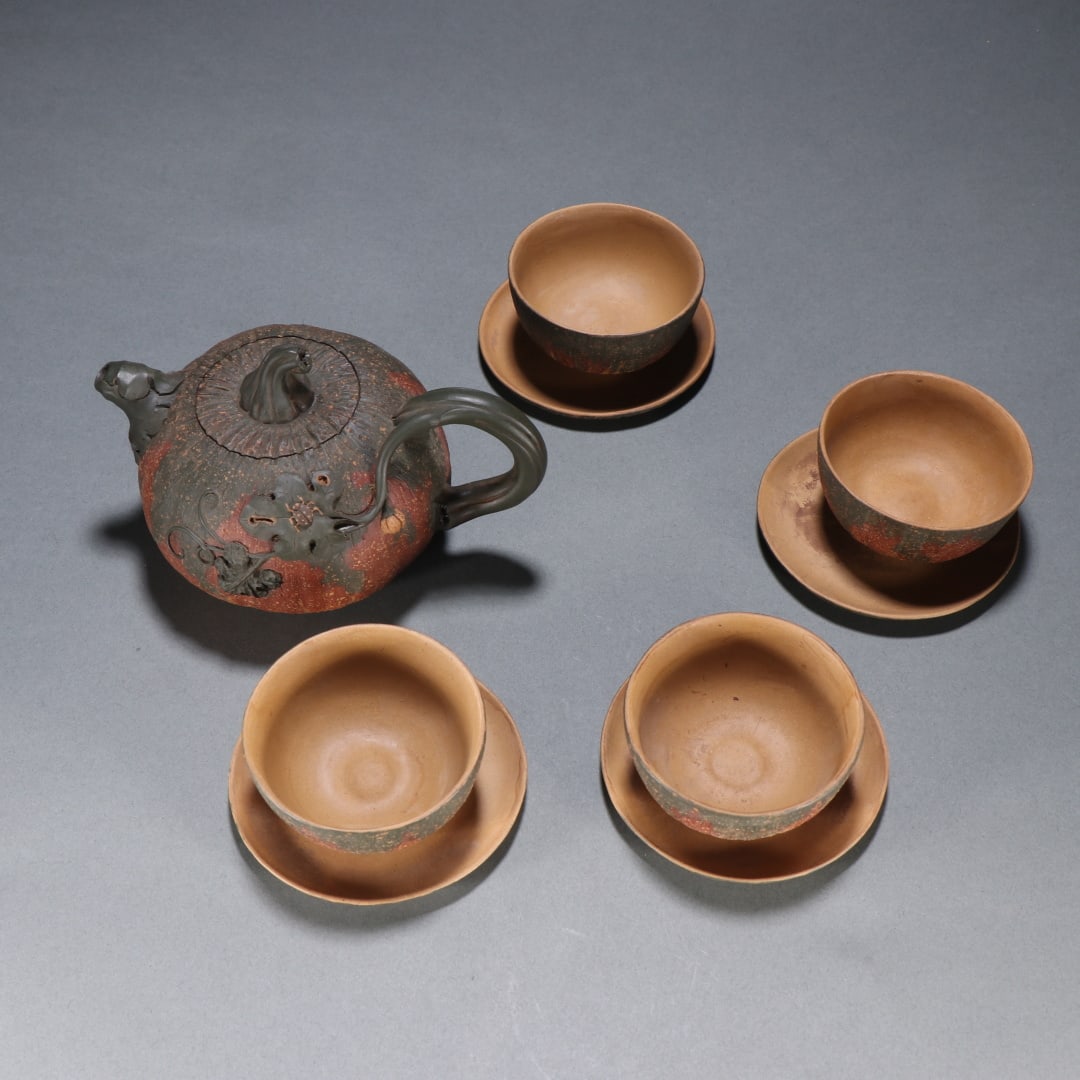 A set of Jiang Rong's pumpkin teapot: Jiang Rong's pumpkin set teapot Size: kettle:W:14.6cm H: 9cm cup:W:7cm H: 3cm cup:holder:W:8.8cm Size: kettle:W:14.6cm H: 9cm cup:W:7cm H: 3cm cup:holder:W:8.8cm (The Dimensions Of All Batches Are Man