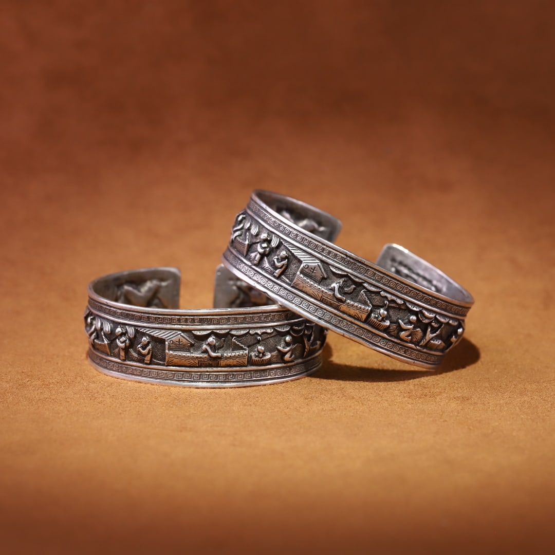 A pair of Qing Dynasty old silver engraved figure story bracelets: Qing Dynasty old silver engraved figure story bracelet Size: W:2cm survivor: W: 0.087 kg Size: W:2cm survivor: W: 0.087 kg (The Dimensions Of All Batches Are Manually Measured.If You Need More Detaile