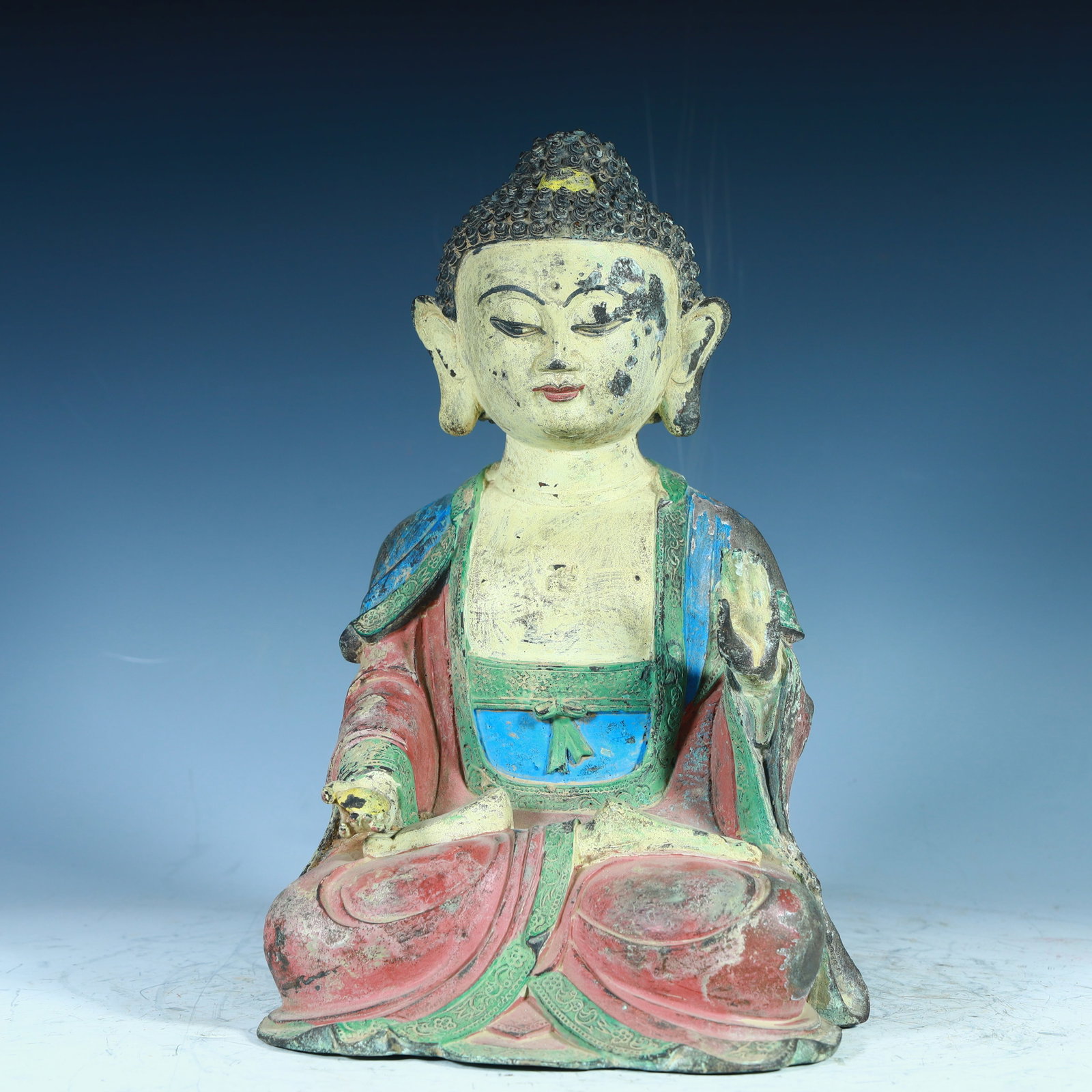 A bronze painted Buddha statue from the Tang Dynasty: Bronze painted Buddhist statues from the Tang Dynasty SIZE: H:27cm L: 18cm W:14cm W:3kg SIZE: H:27cm L: 18cm W:14cm W:3kg (The Dimensions Of All Batches Are Manually Measured.If You Need More Detailed