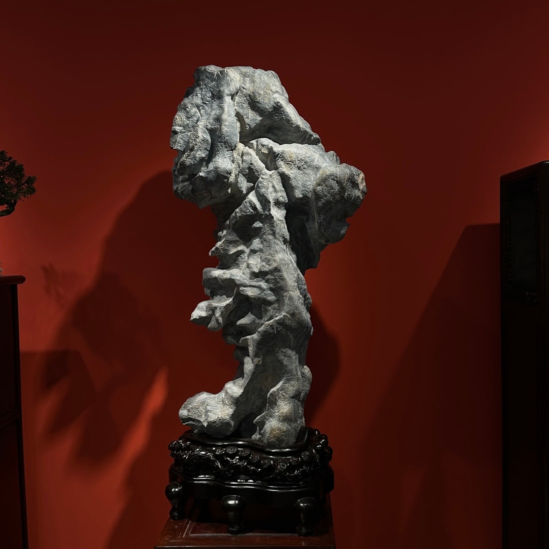 A beautiful tribute of the hall's Lingbi stone is offered (1 of 6)