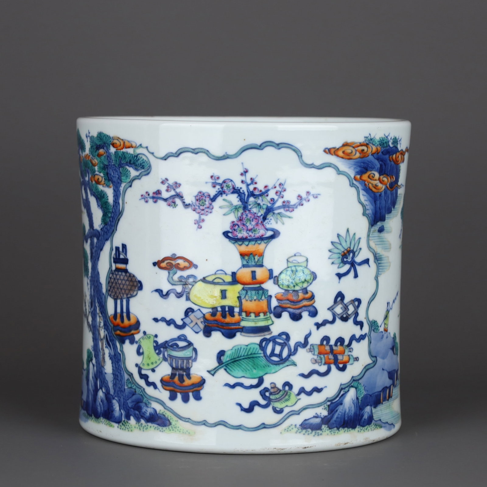 A brush pot with antique patterns on a doucai landscape figure from the Kangxi period of the Qing (1 of 9)