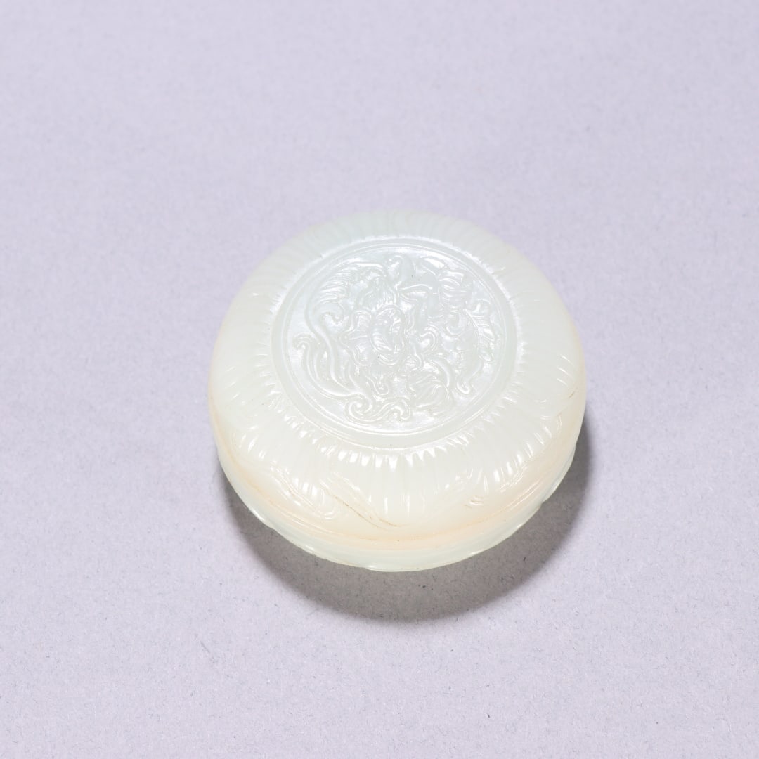 A Qing Dynasty Hetian jade lid box: A Hetian jade lid box from the Qing Dynasty Size: H:2.4cm W: 5cm W: 0.0834kg Size: H:2.4cm W: 5cm W: 0.0834kg (The Dimensions Of All Batches Are Manually Measured.If You Need More Detailed Information