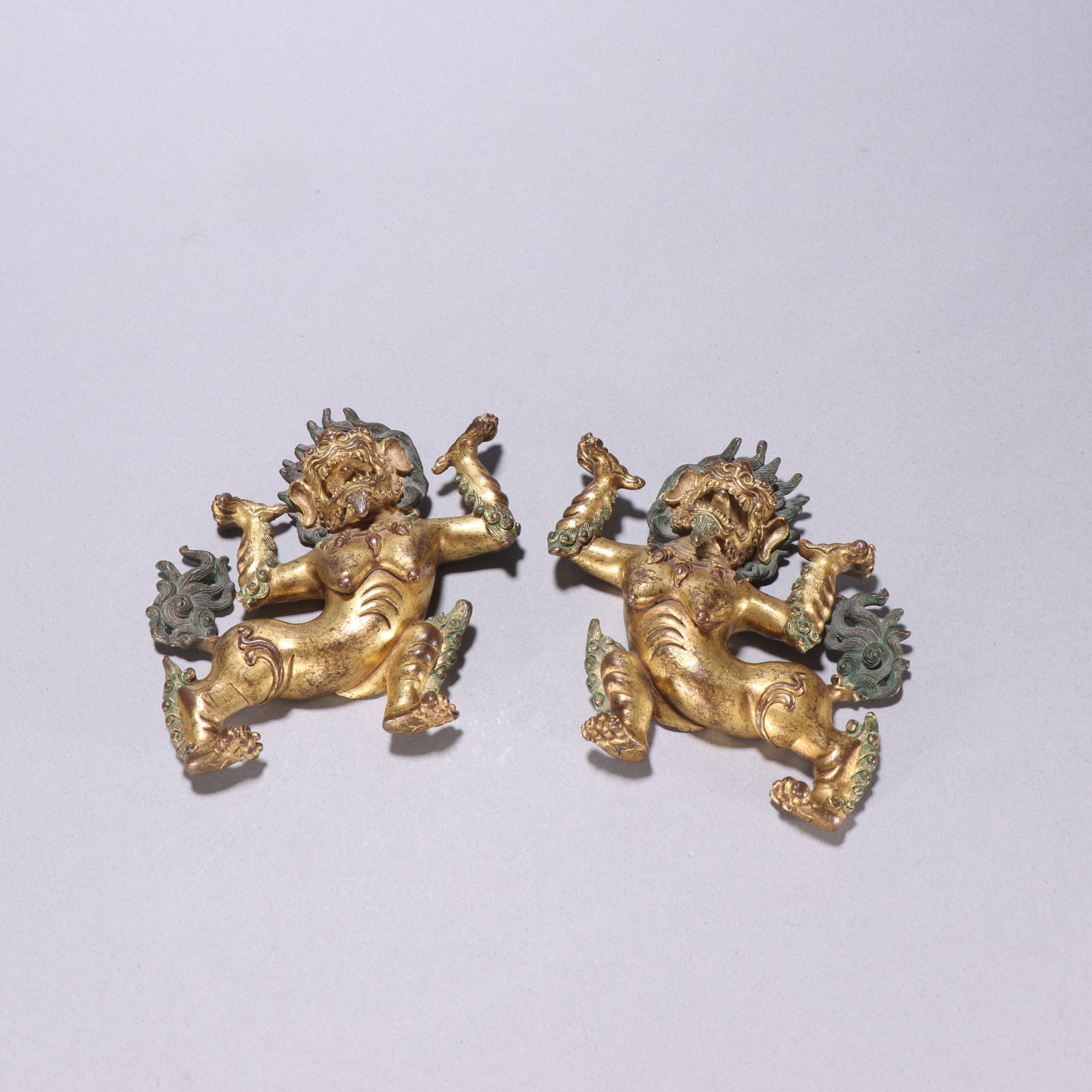 A pair of gilt bronze snow lions from the Qing Dynasty: A gilded bronze snow lion from the Qing Dynasty Size: H:9.4cm W: 9.6cm W: 0.4138kg Size: H:9.4cm W: 9.6cm W: 0.4138kg (The Dimensions Of All Batches Are Manually Measured.If You Need More Detailed