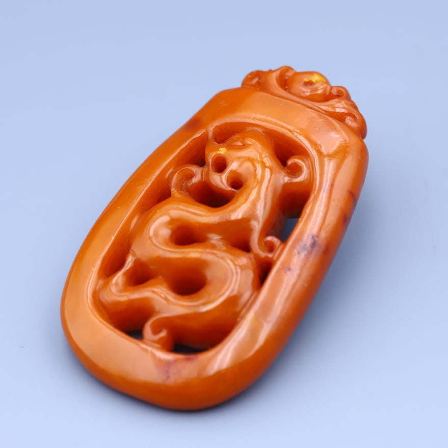 An old beeswax plaque from the Qing Dynasty with openwork dragon patterns: An old beeswax plaque with openwork dragon patterns from the Qing Dynasty Size:6.6x3.9x1.3cm W:0.019 kg Size:6.6x3.9x1.3cm W:0.019 kg (The Dimensions Of All Batches Are Manually Measured.If You Need M