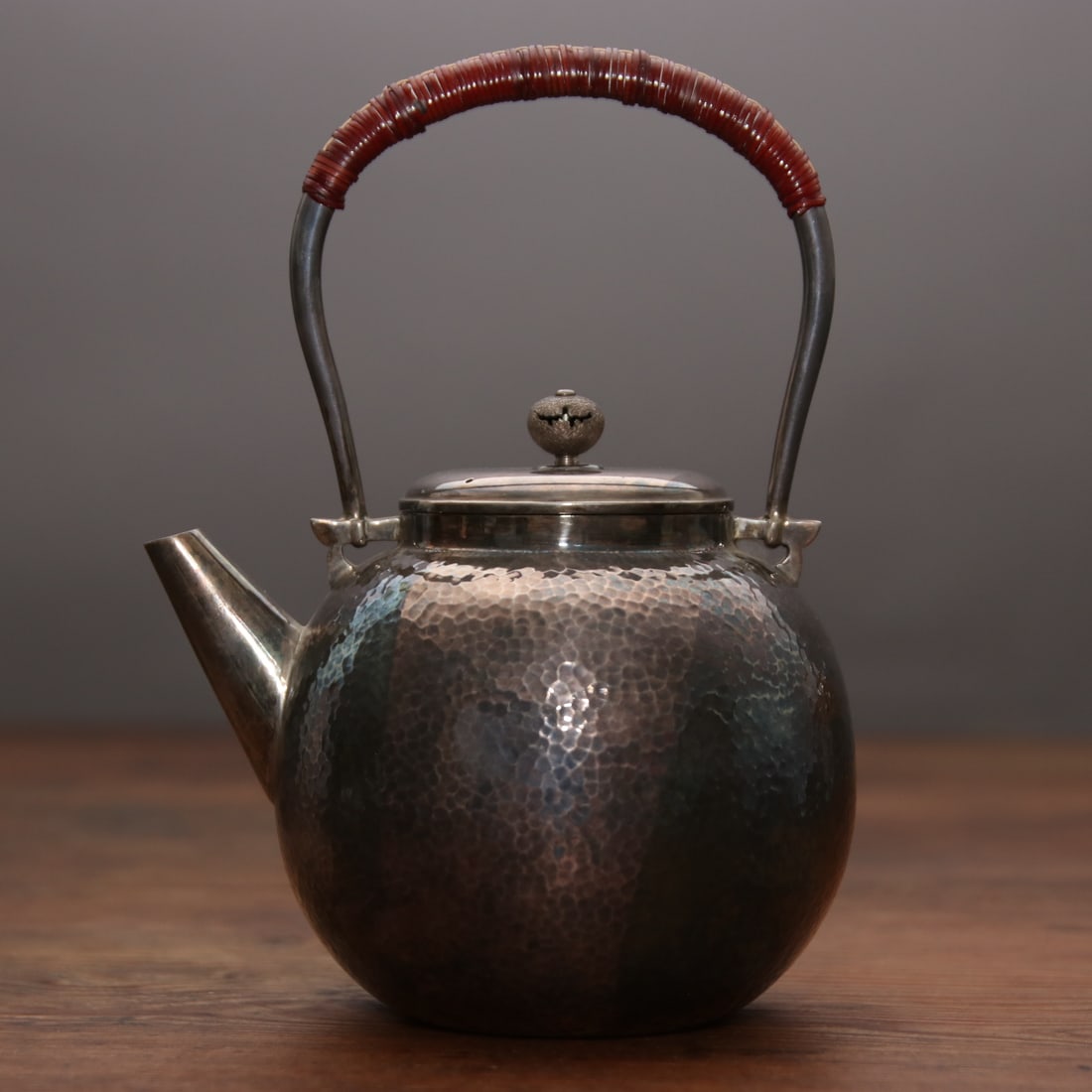A beautiful silver pot of Goro Sanlang: Exquisite silver pot Goro Saburo Size: D:16cmH:19cm W: 0.406kg Size: D:16cmH:19cm W: 0.406kg (The Dimensions Of All Batches Are Manually Measured.If You Need More Detailed Information, Please Contact