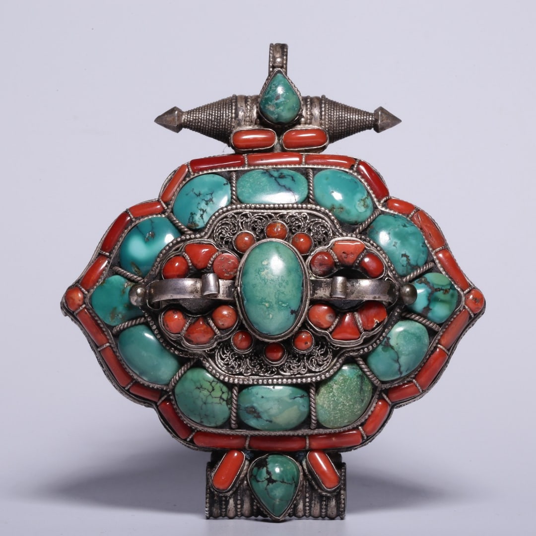 A Qing Dynasty pure silver silk inlaid coral turquoise gawu box: A Qing Dynasty pure silver silk inlaid coral turquoise gawu box Size: H: 4.6 cm L: 10.5 cm W:9.3 cm W: 0.286 kg Size: H: 4.6 cm L: 10.5 cm W:9.3 cm W: 0.286 kg (The Dimensions Of All Batches Are